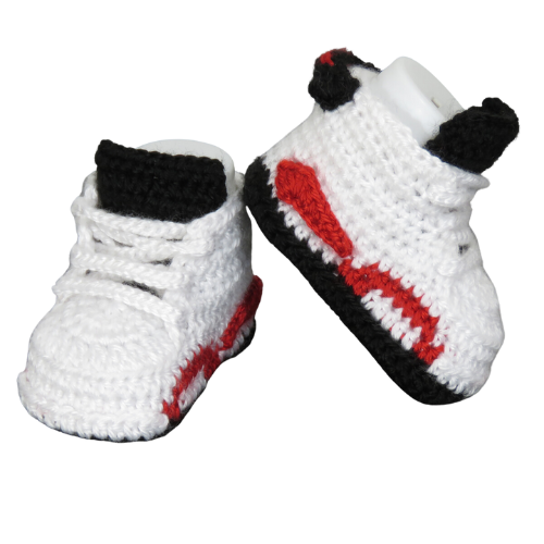 Liebevoll gehäkelte Babyschuhe