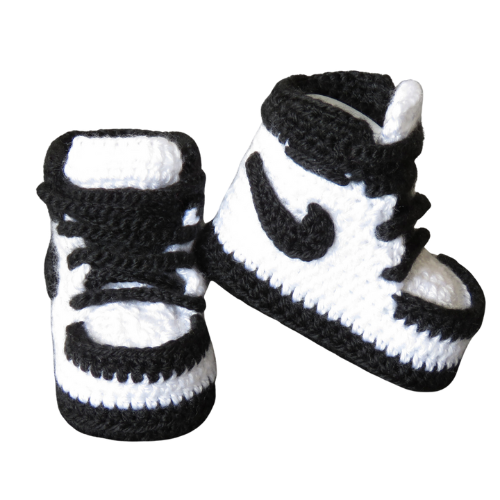 Liebevoll gehäkelte Babyschuhe