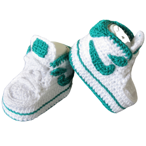 Liebevoll gehäkelte Babyschuhe