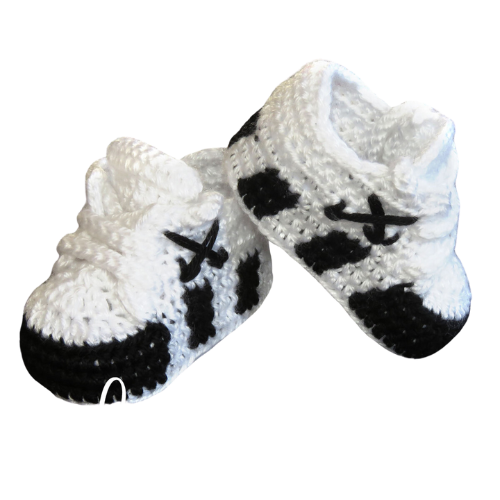 Liebevoll gehäkelte Babyschuhe