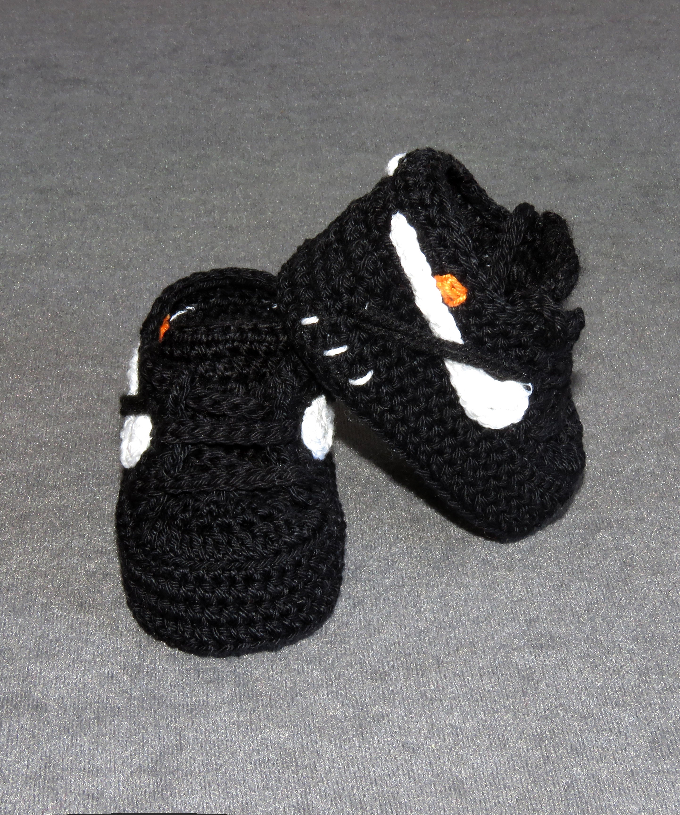 Liebevoll gehäkelte Babyschuhe