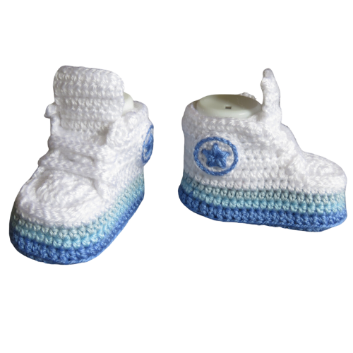 Liebevoll gehäkelte Babyschuhe