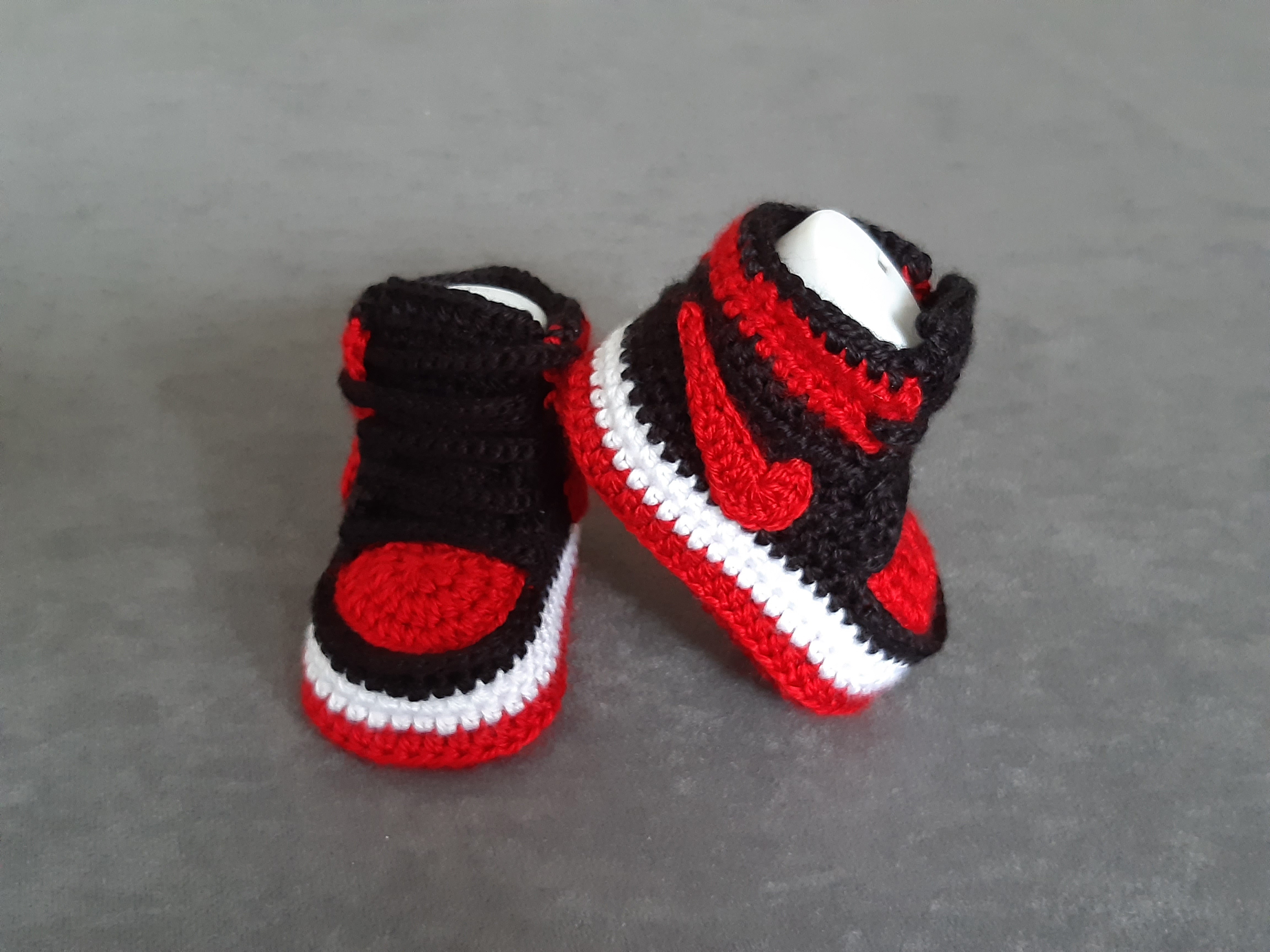 Liebevoll gehäkelte Babyschuhe