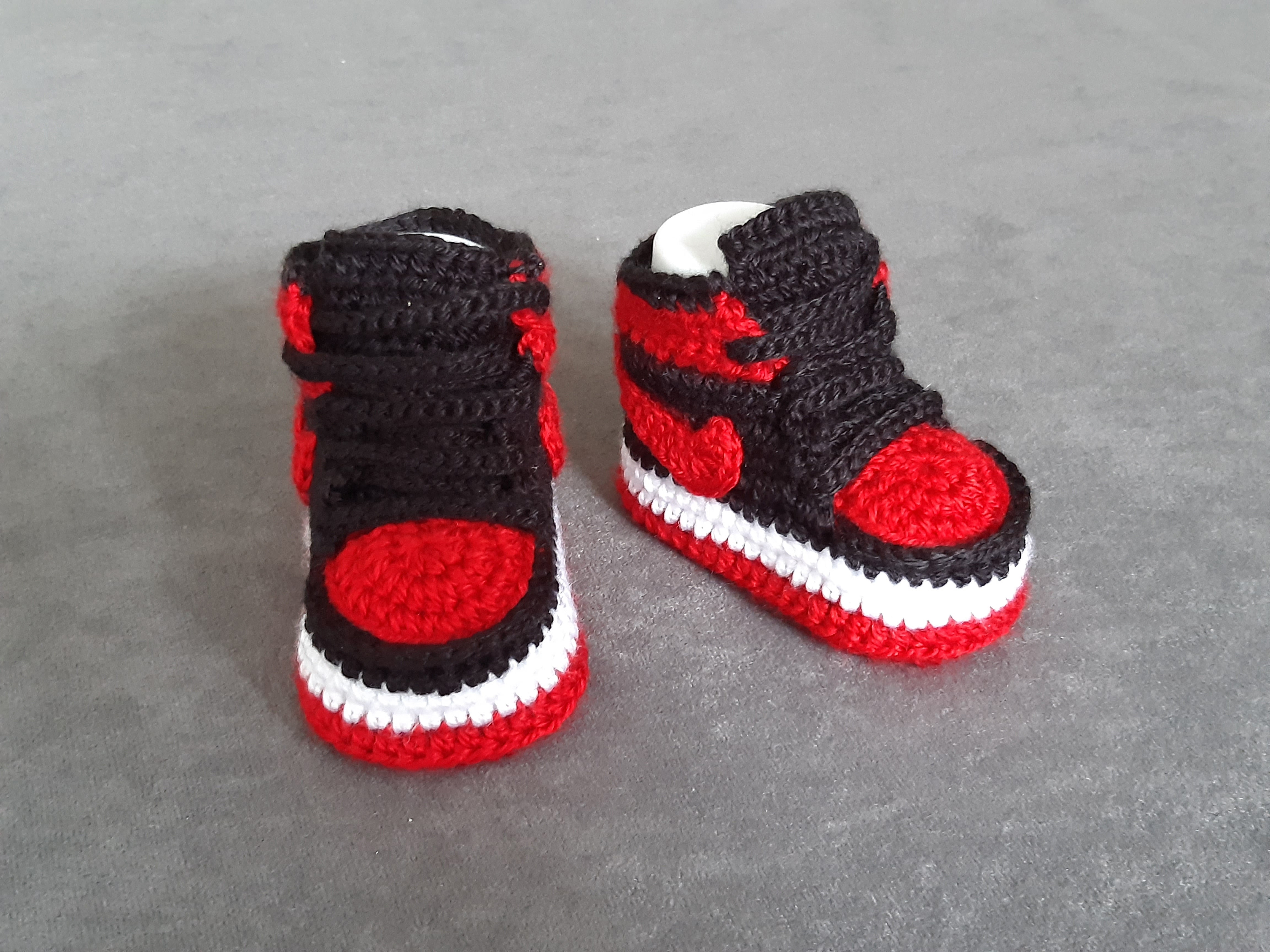 Liebevoll gehäkelte Babyschuhe