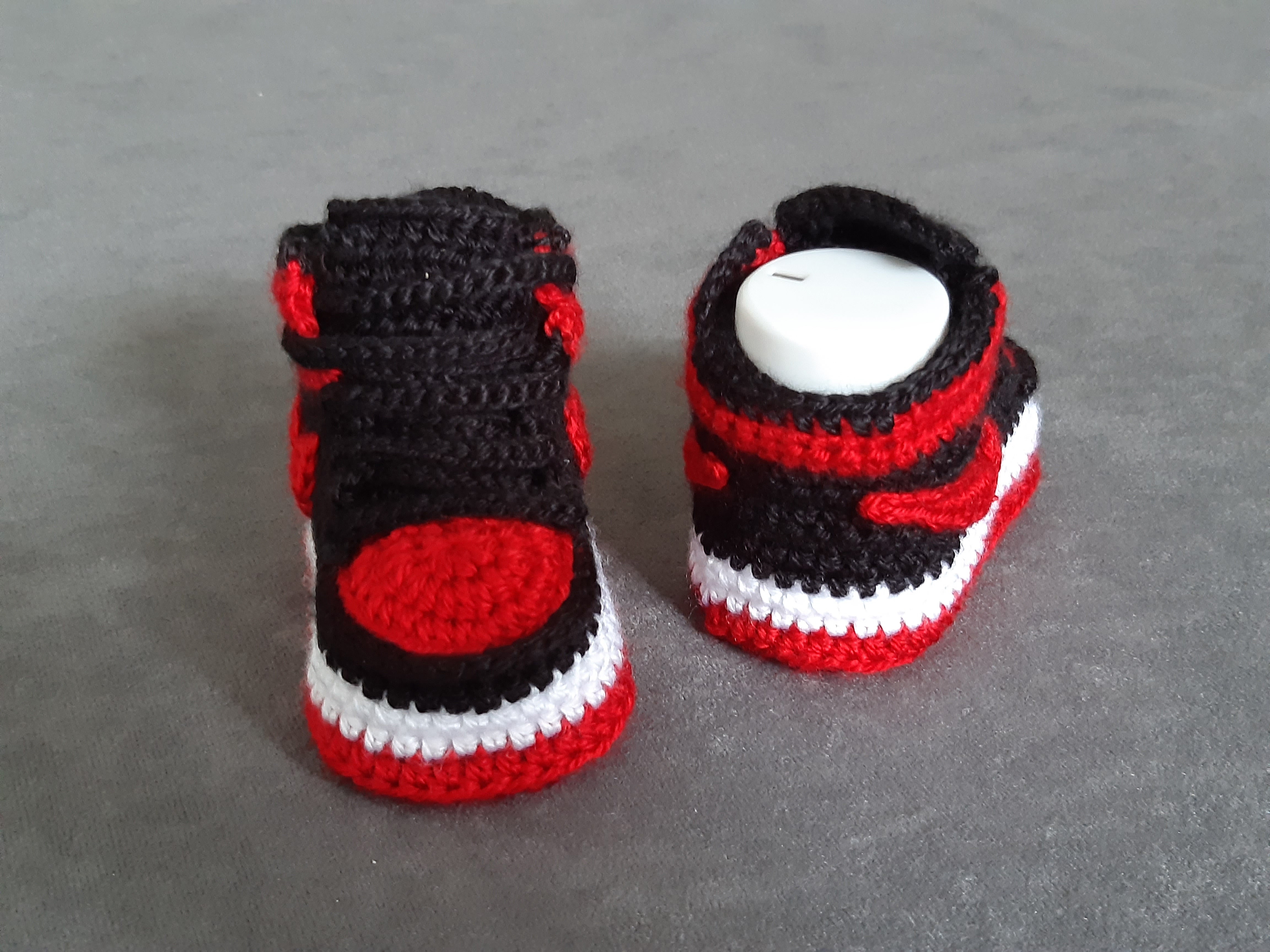 Liebevoll gehäkelte Babyschuhe