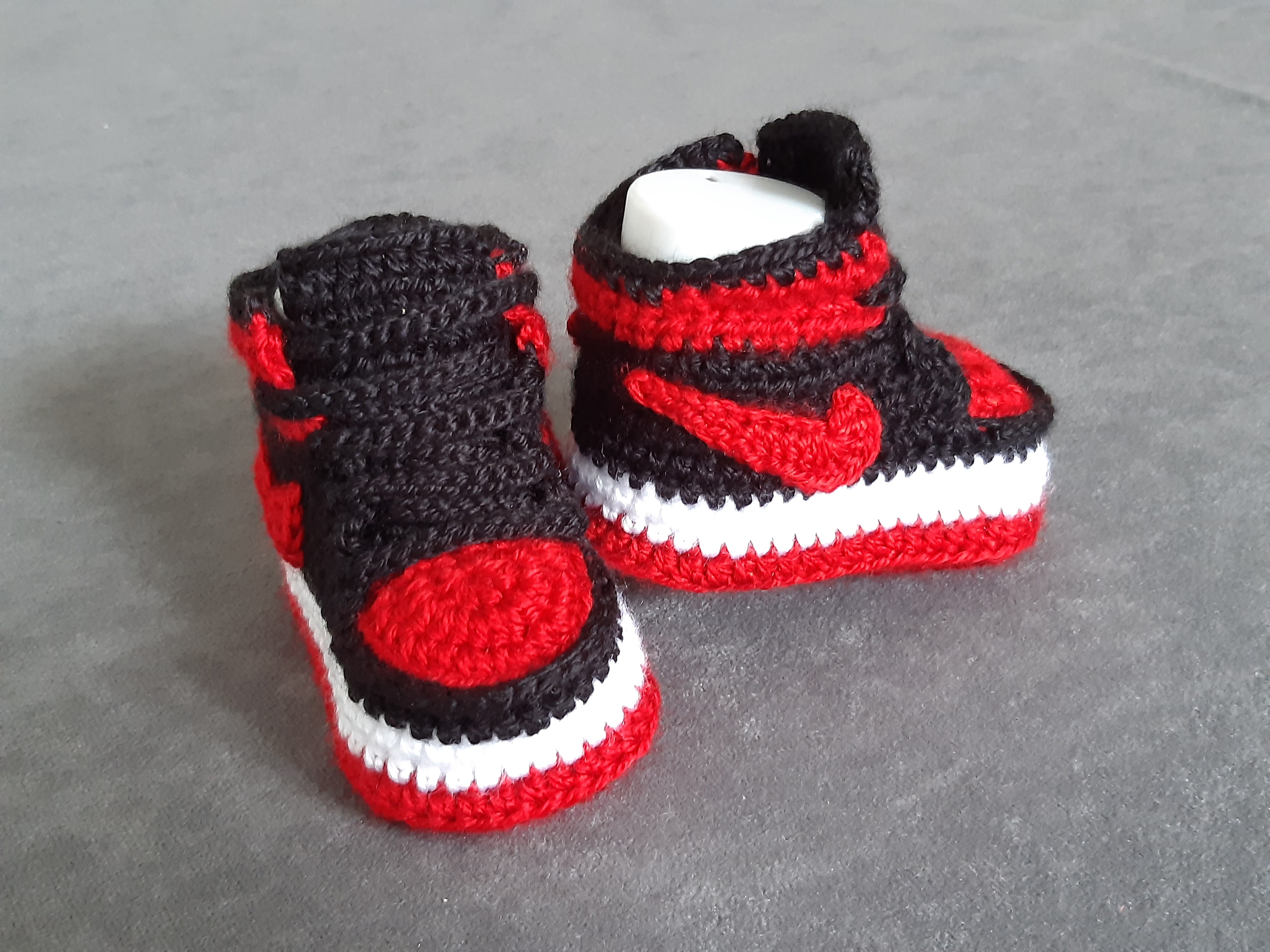 Liebevoll gehäkelte Babyschuhe