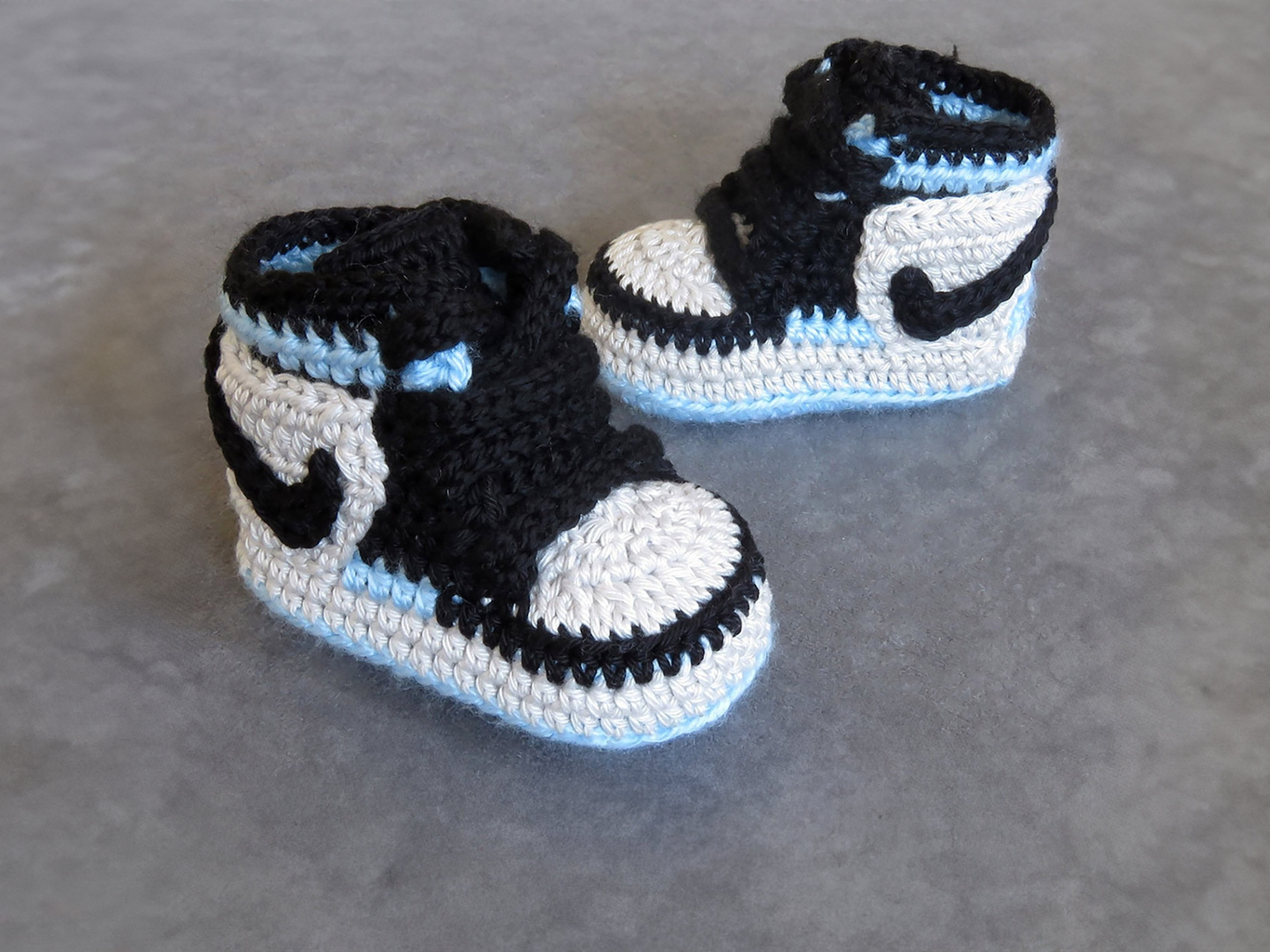 Liebevoll gehäkelte Babyschuhe