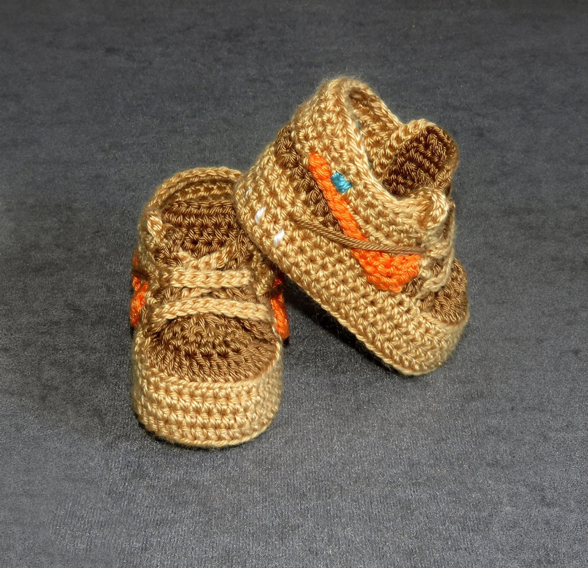 Liebevoll gehäkelte Babyschuhe