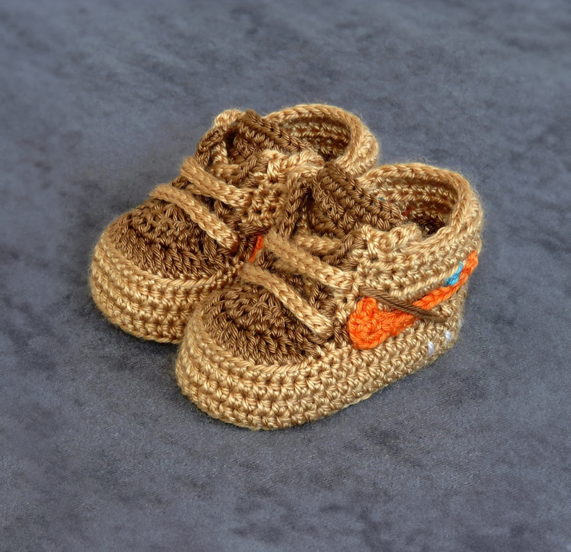 Liebevoll gehäkelte Babyschuhe