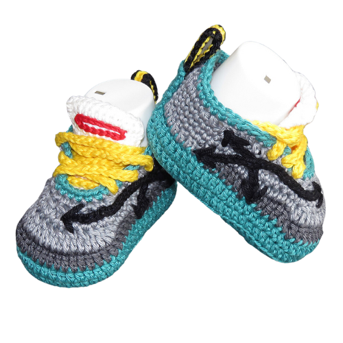 Liebevoll gehäkelte Babyschuhe