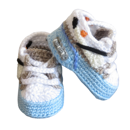 Liebevoll gehäkelte Babyschuhe