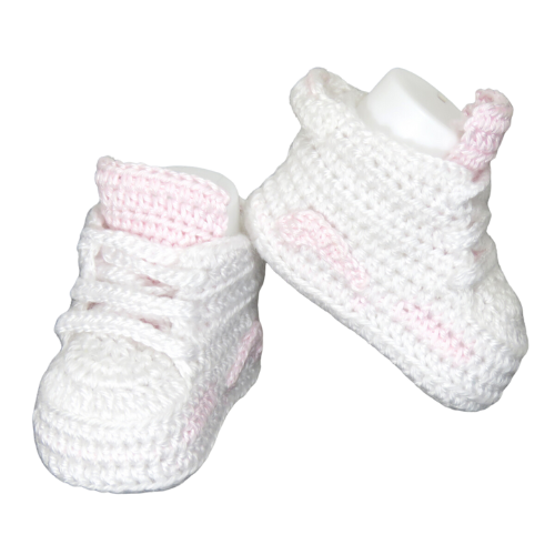 Liebevoll gehäkelte Babyschuhe