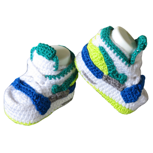 Liebevoll gehäkelte Babyschuhe