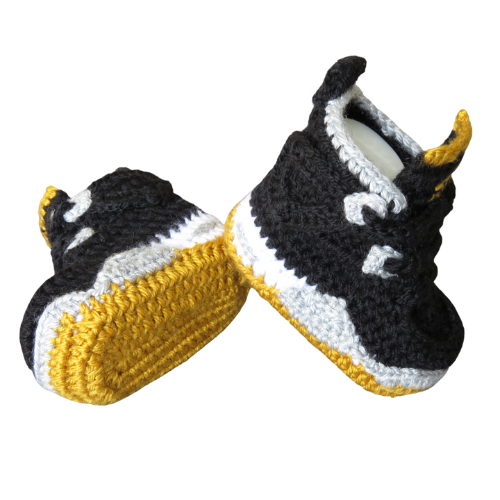 Liebevoll gehäkelte Babyschuhe