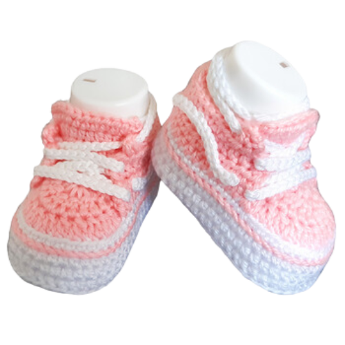 Liebevoll gehäkelte Babyschuhe