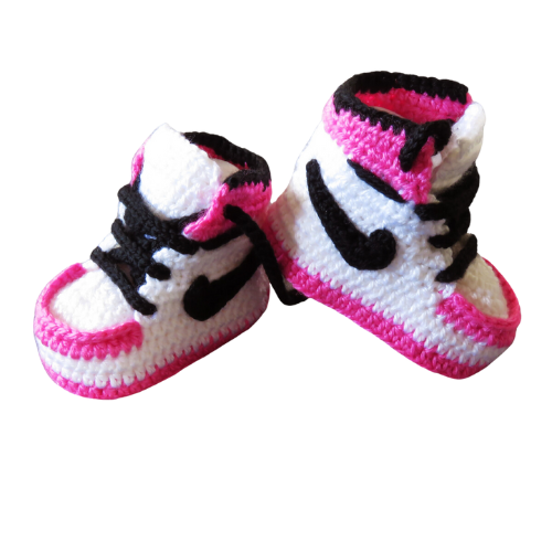 Liebevoll gehäkelte Babyschuhe