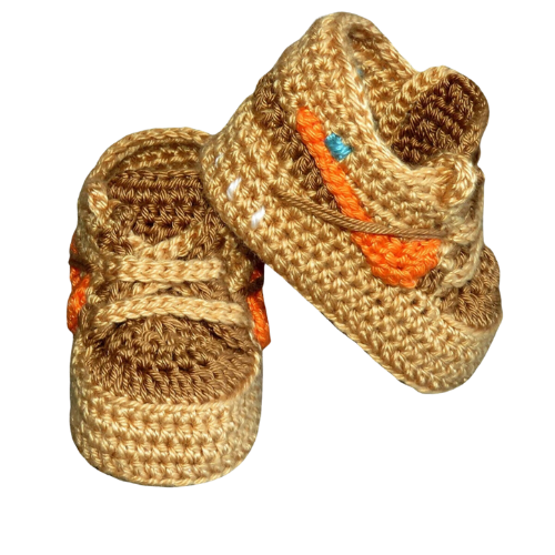 Liebevoll gehäkelte Babyschuhe