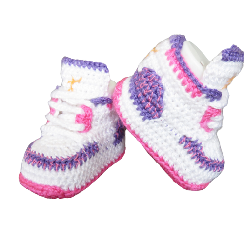 Liebevoll gehäkelte Babyschuhe