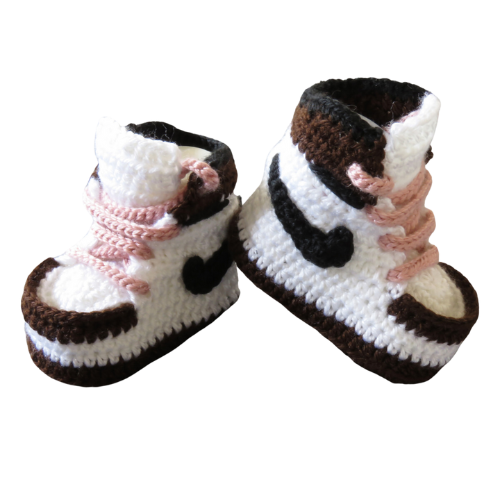 Liebevoll gehäkelte Babyschuhe