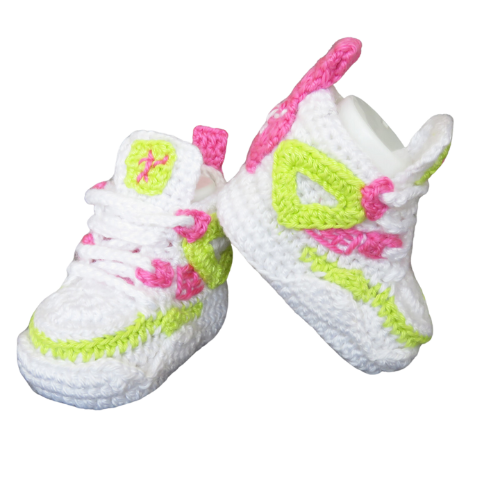 Liebevoll gehäkelte Babyschuhe