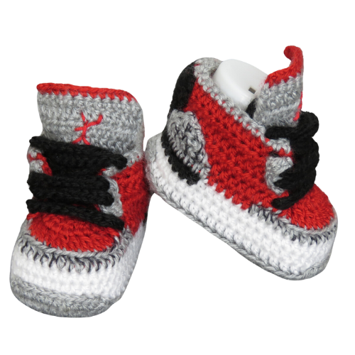 Liebevoll gehäkelte Babyschuhe