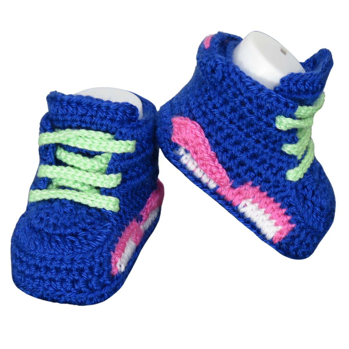 Liebevoll gehäkelte Babyschuhe