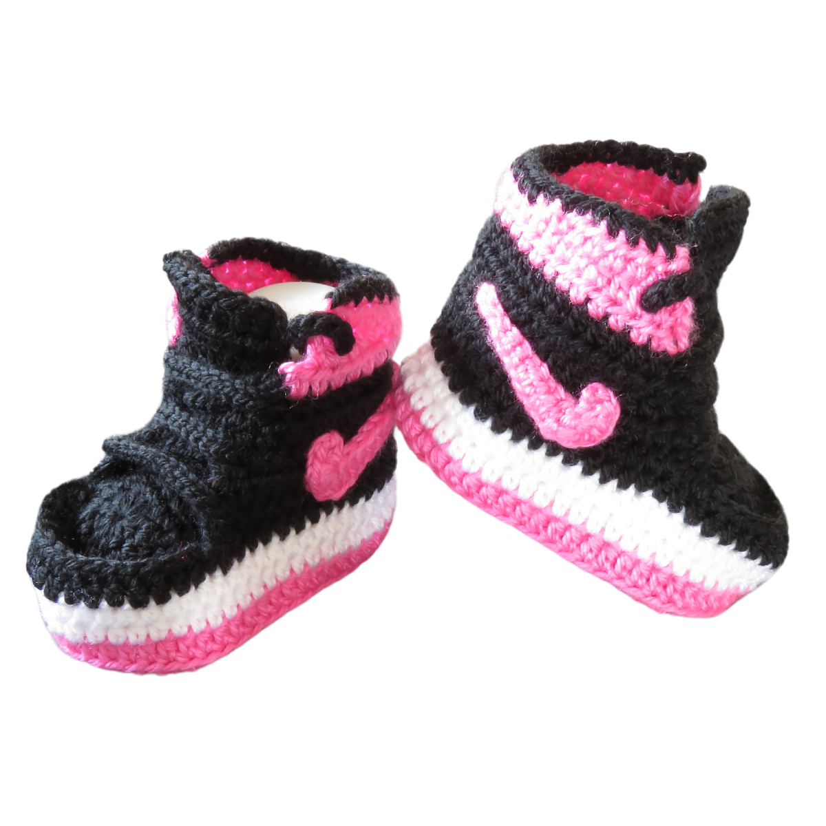 Liebevoll gehäkelte Babyschuhe