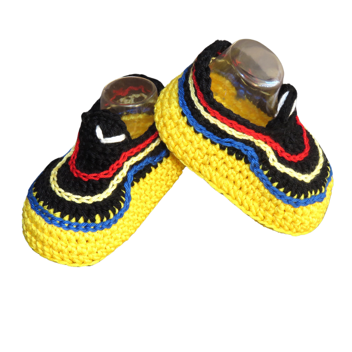 Liebevoll gehäkelte Babyschuhe