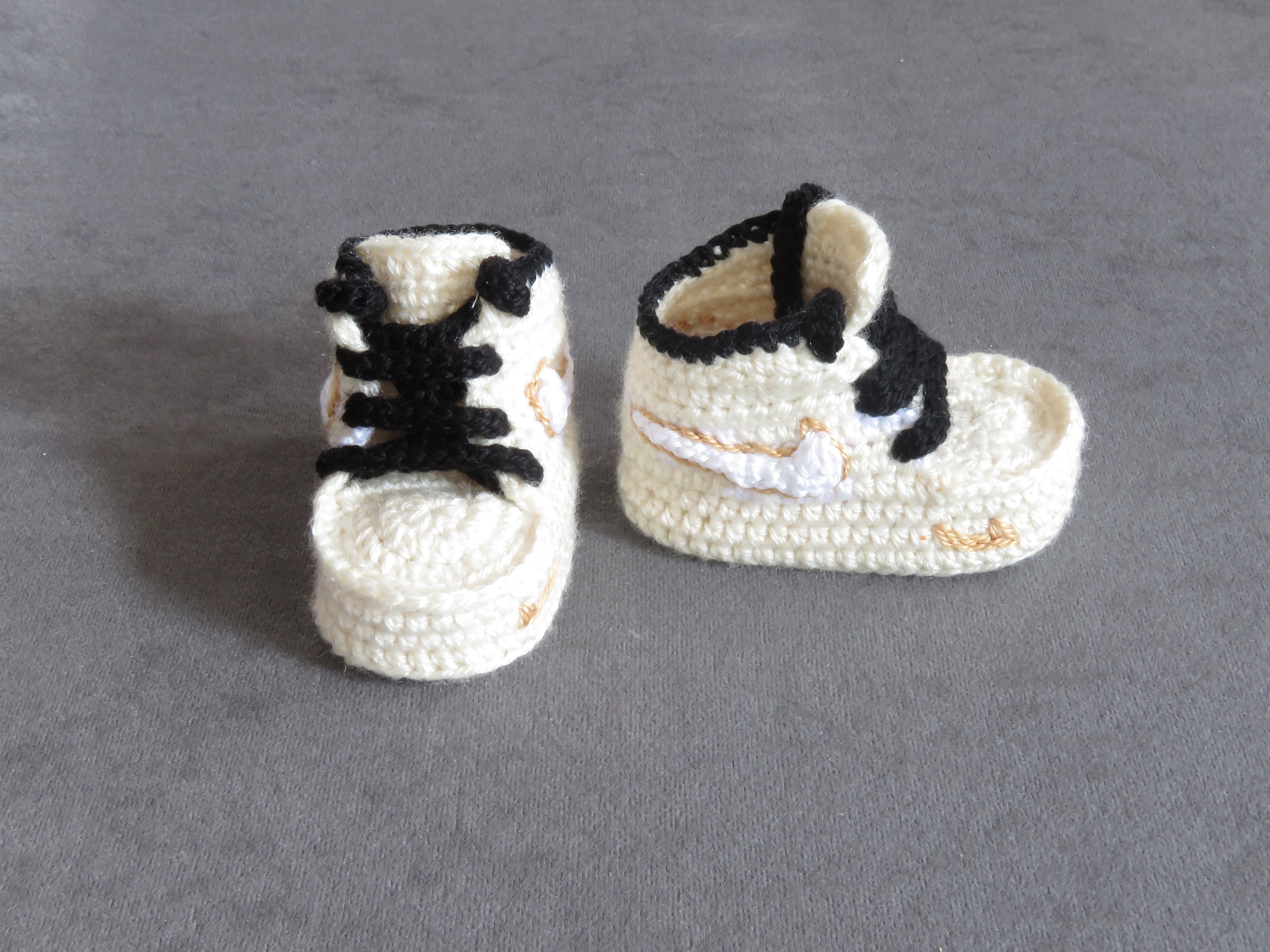 Liebevoll gehäkelte Babyschuhe