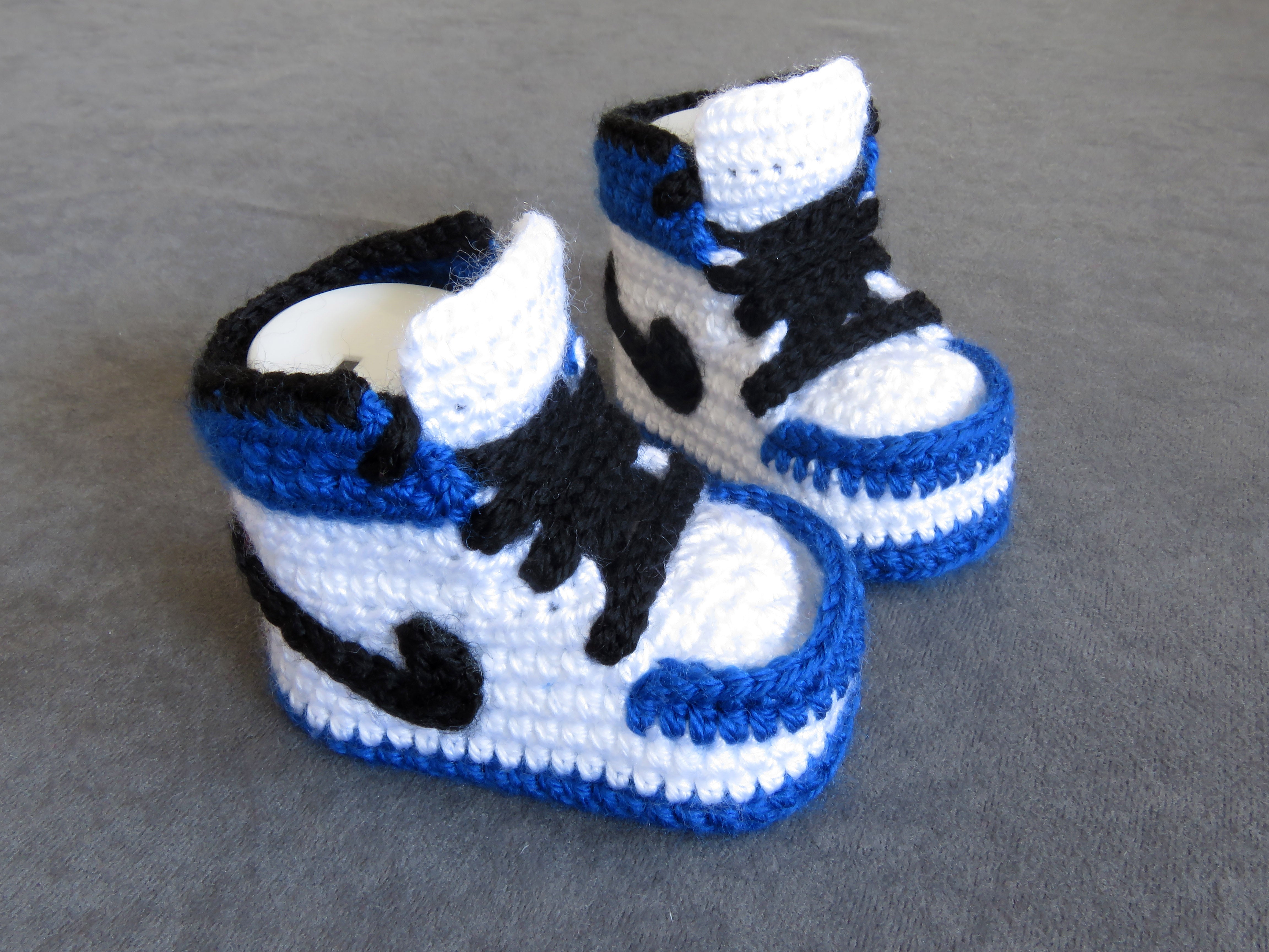 Liebevoll gehäkelte Babyschuhe