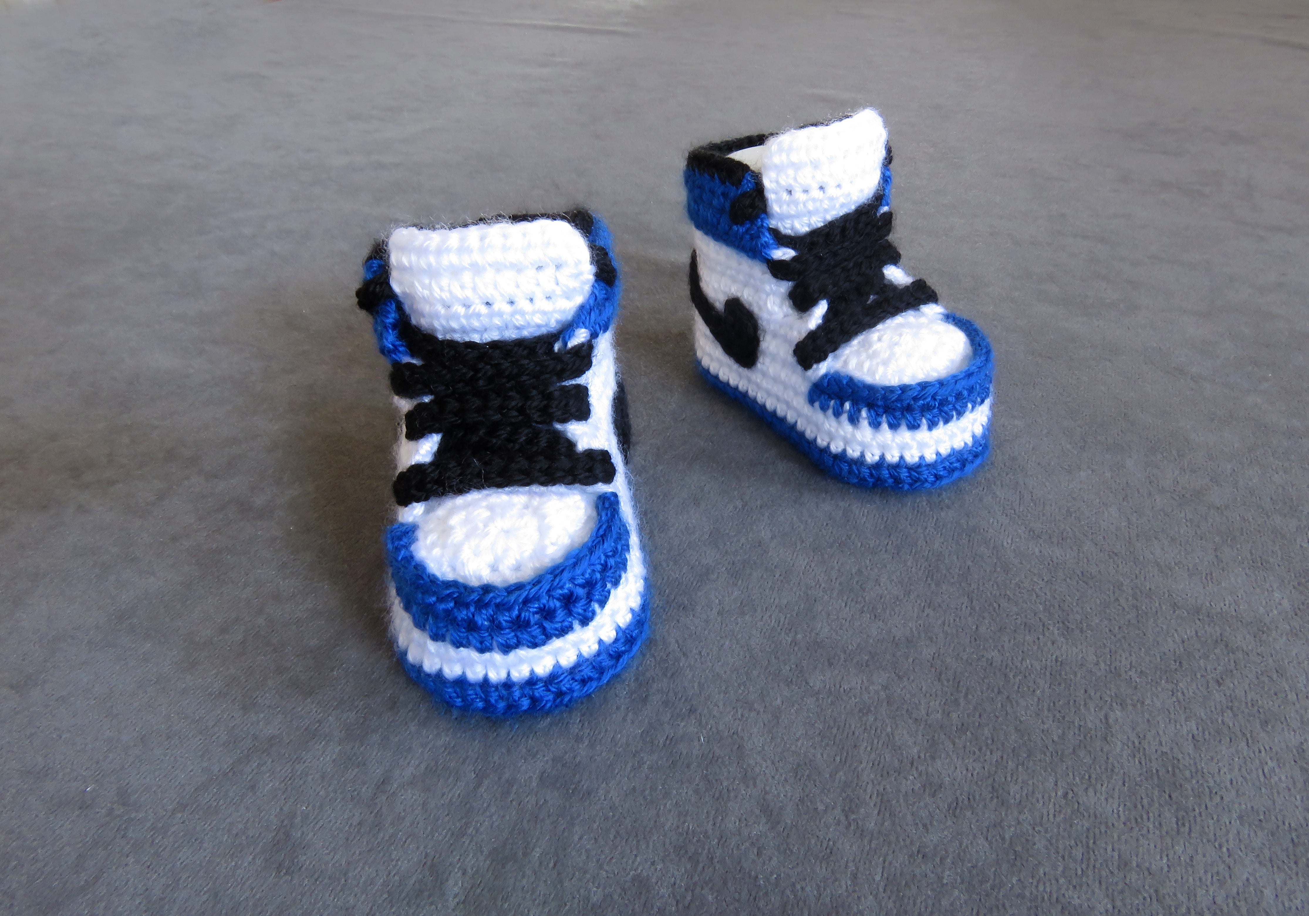 Liebevoll gehäkelte Babyschuhe