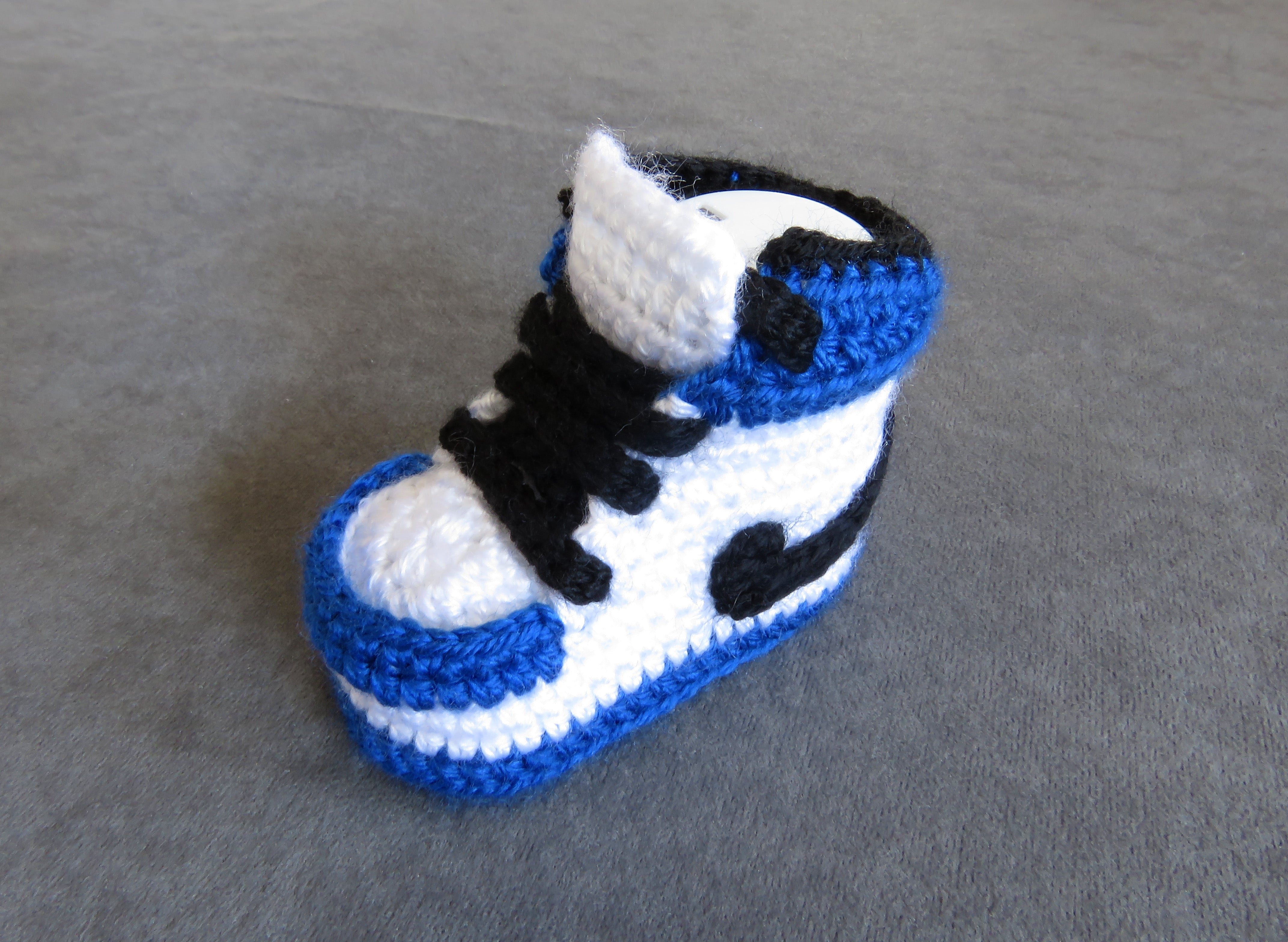 Liebevoll gehäkelte Babyschuhe