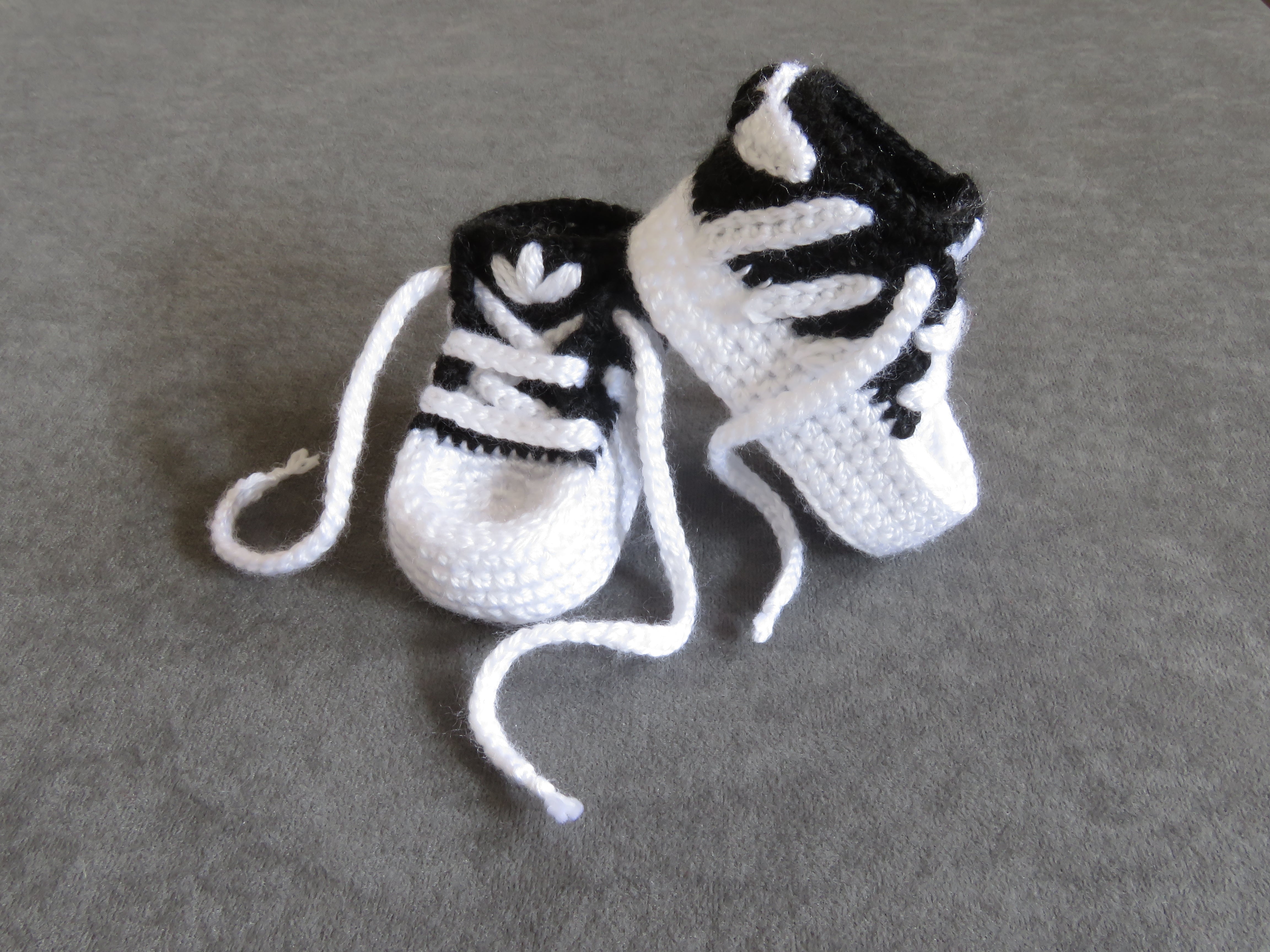 Liebevoll gehäkelte Babyschuhe