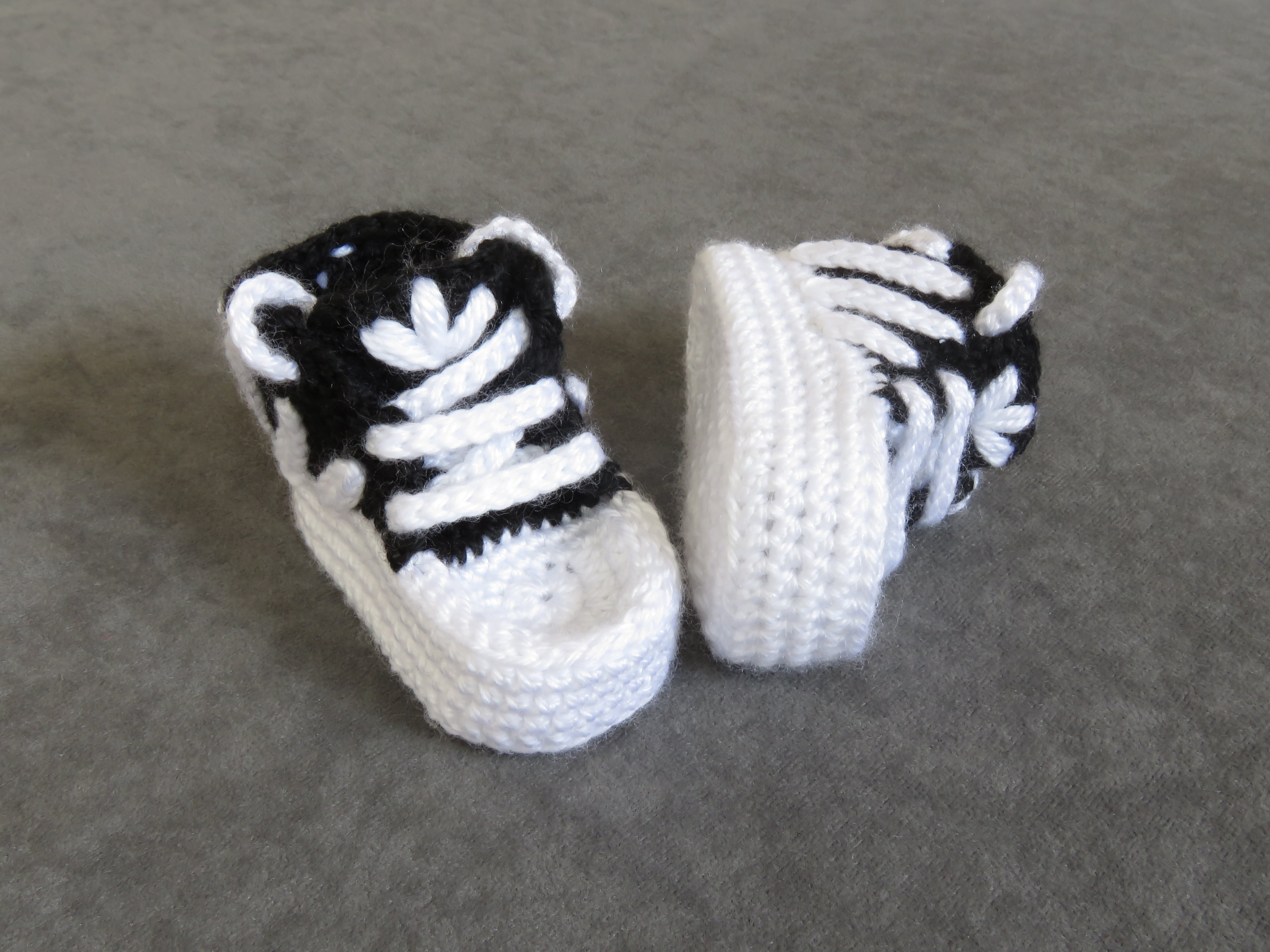 Liebevoll gehäkelte Babyschuhe