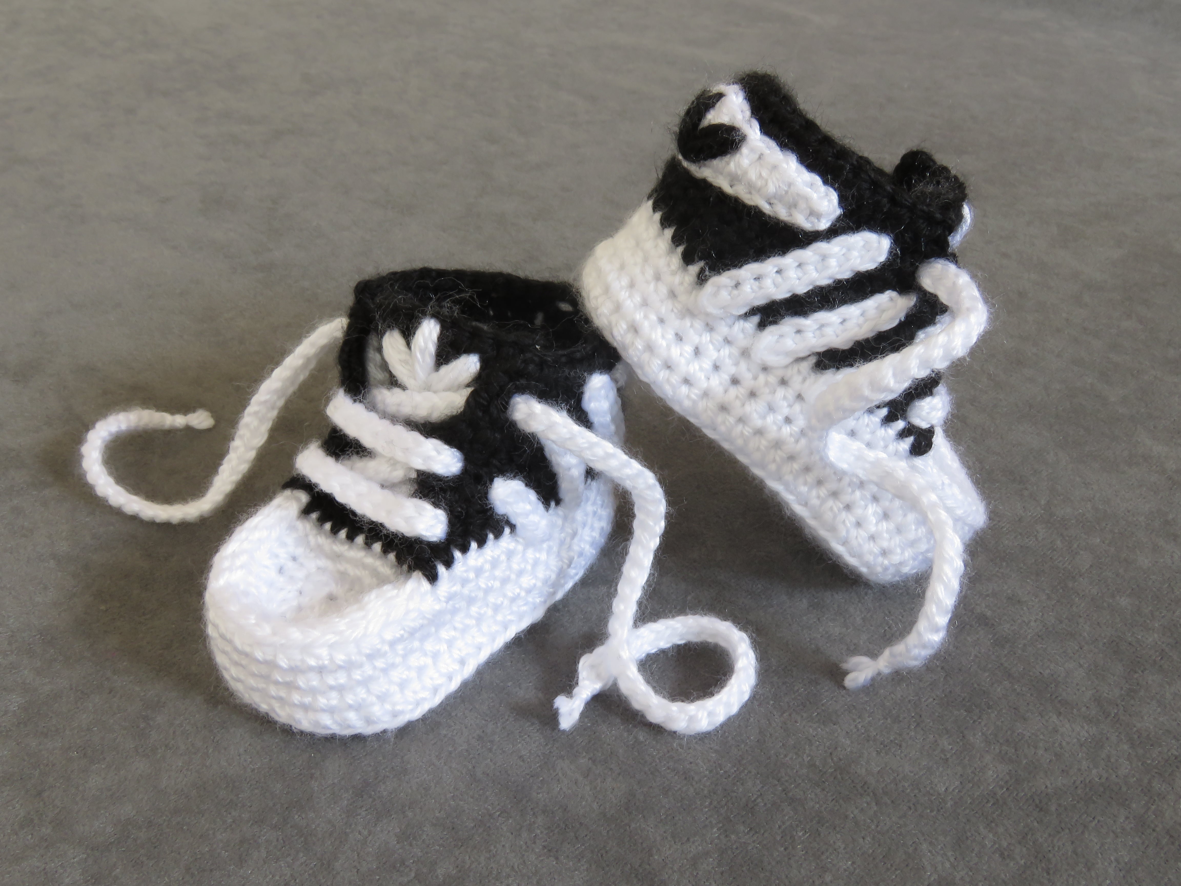 Liebevoll gehäkelte Babyschuhe