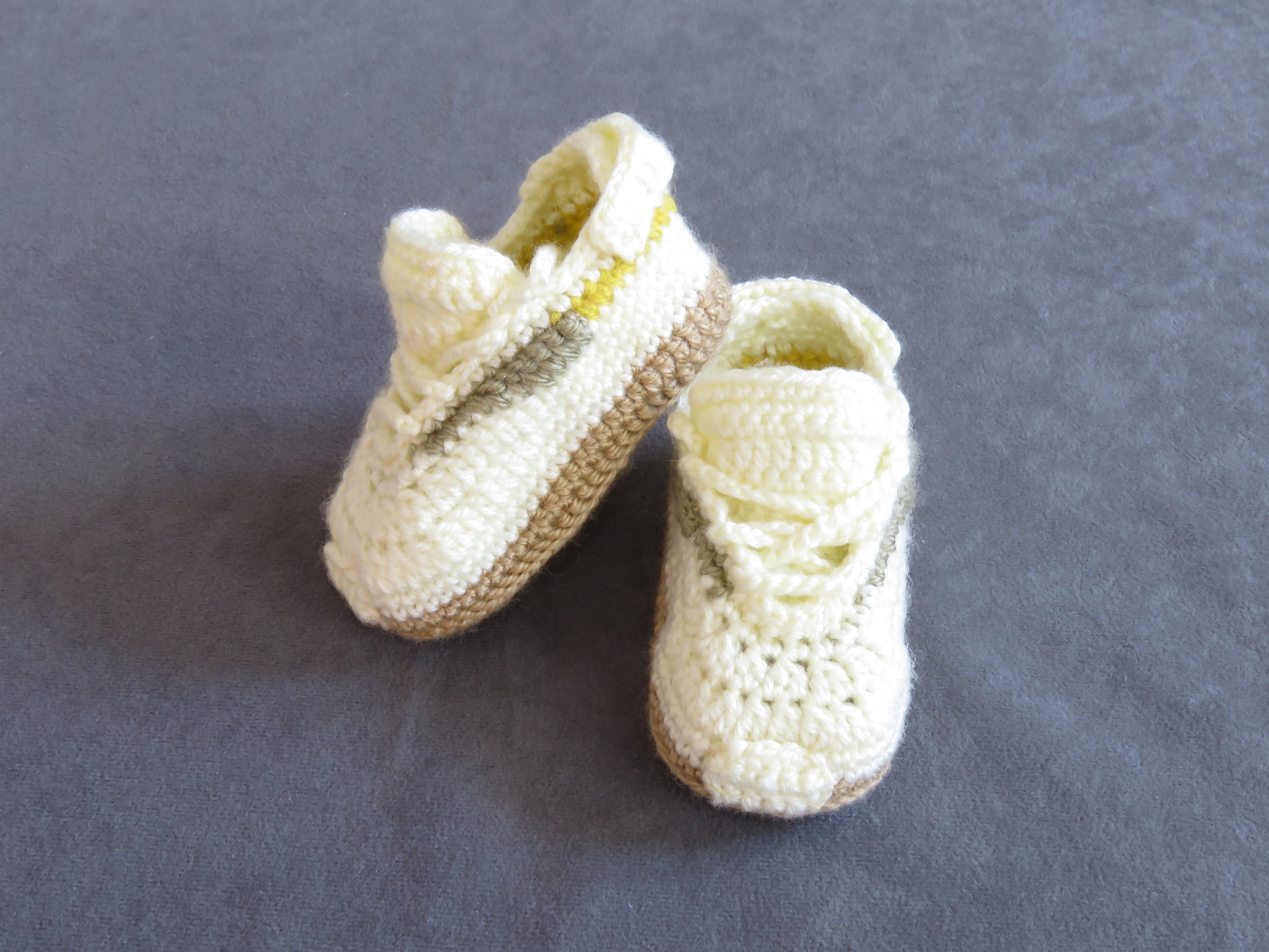 Liebevoll gehäkelte Babyschuhe