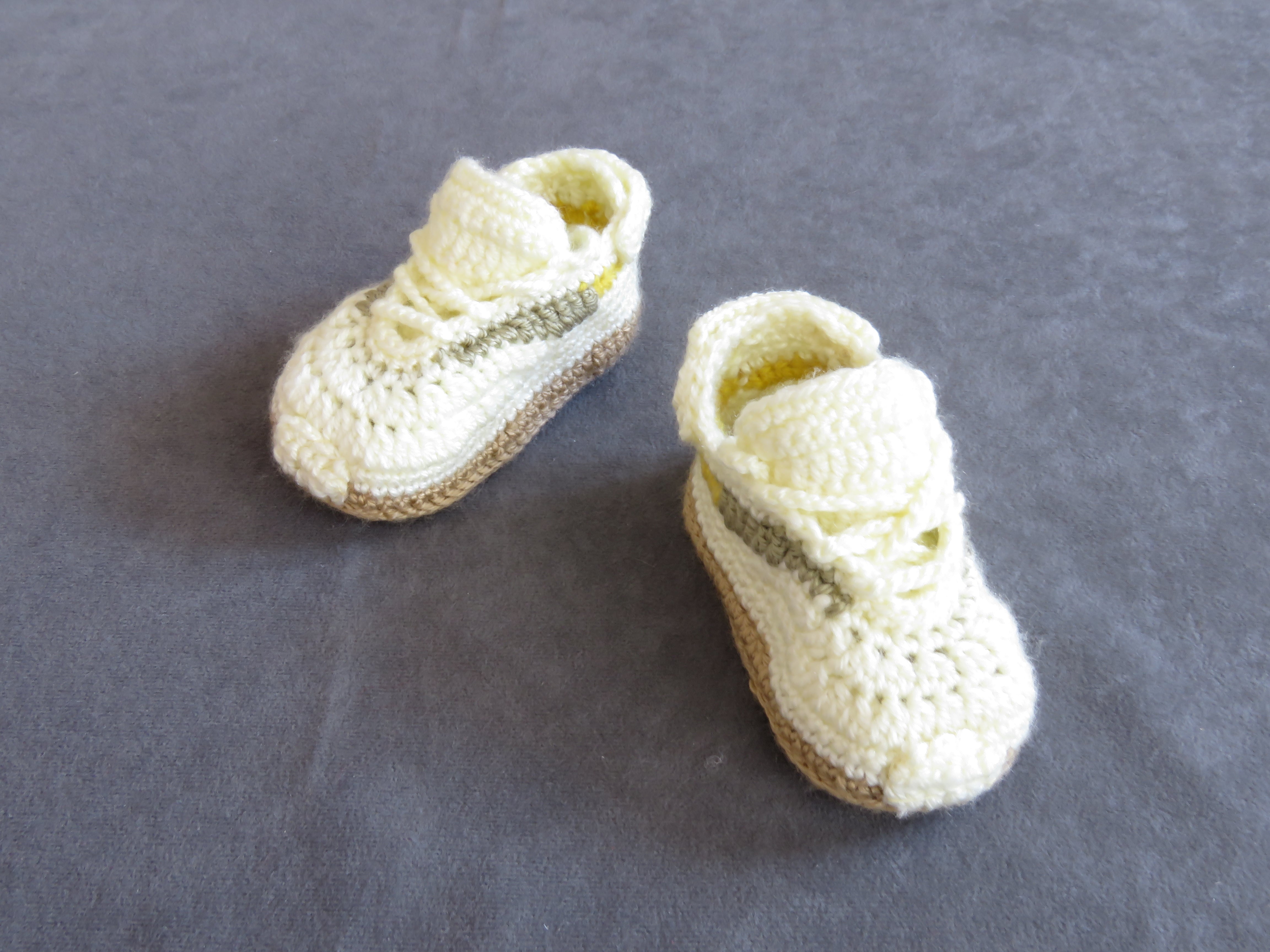 Liebevoll gehäkelte Babyschuhe