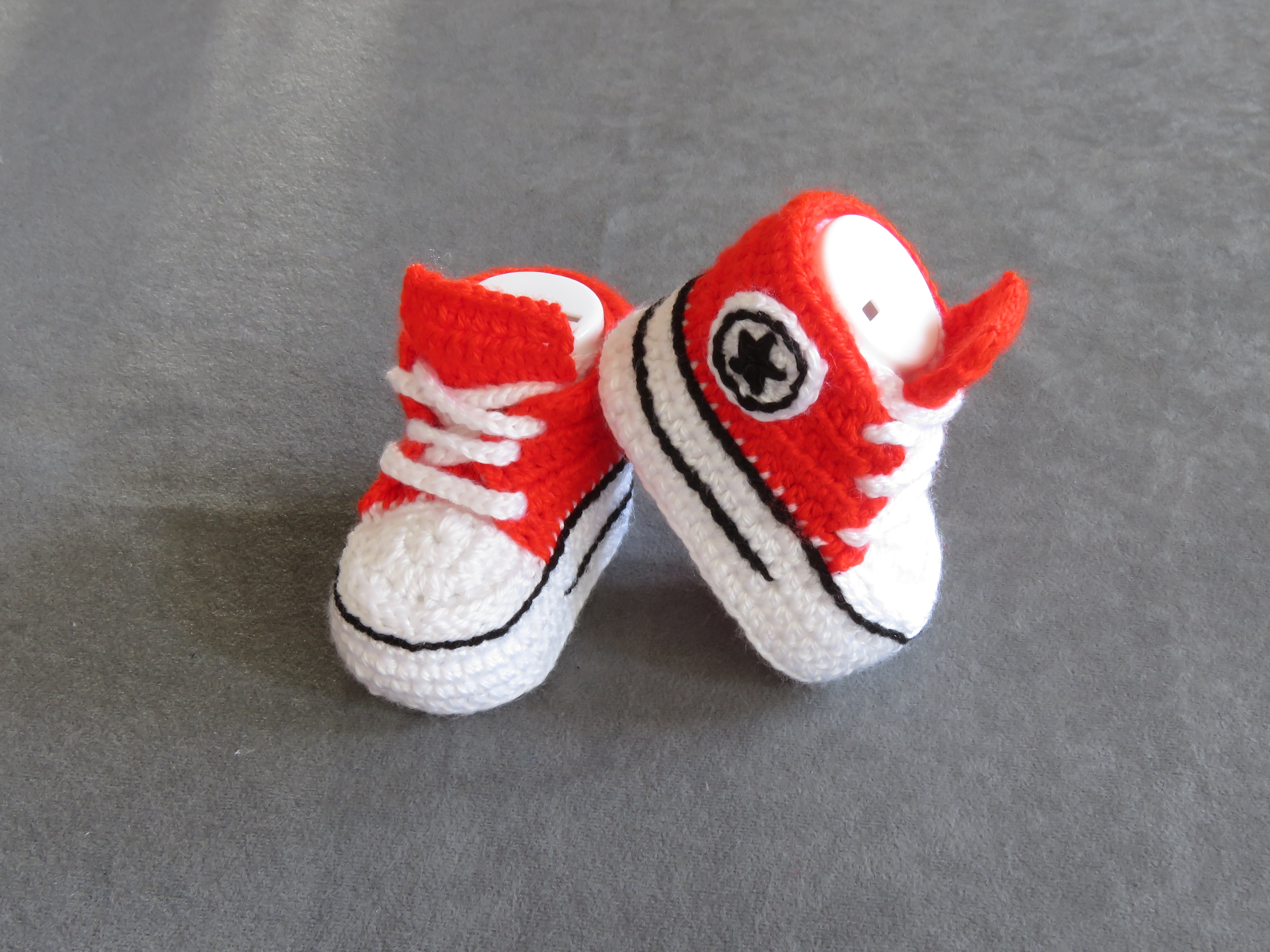 Liebevoll gehäkelte Babyschuhe