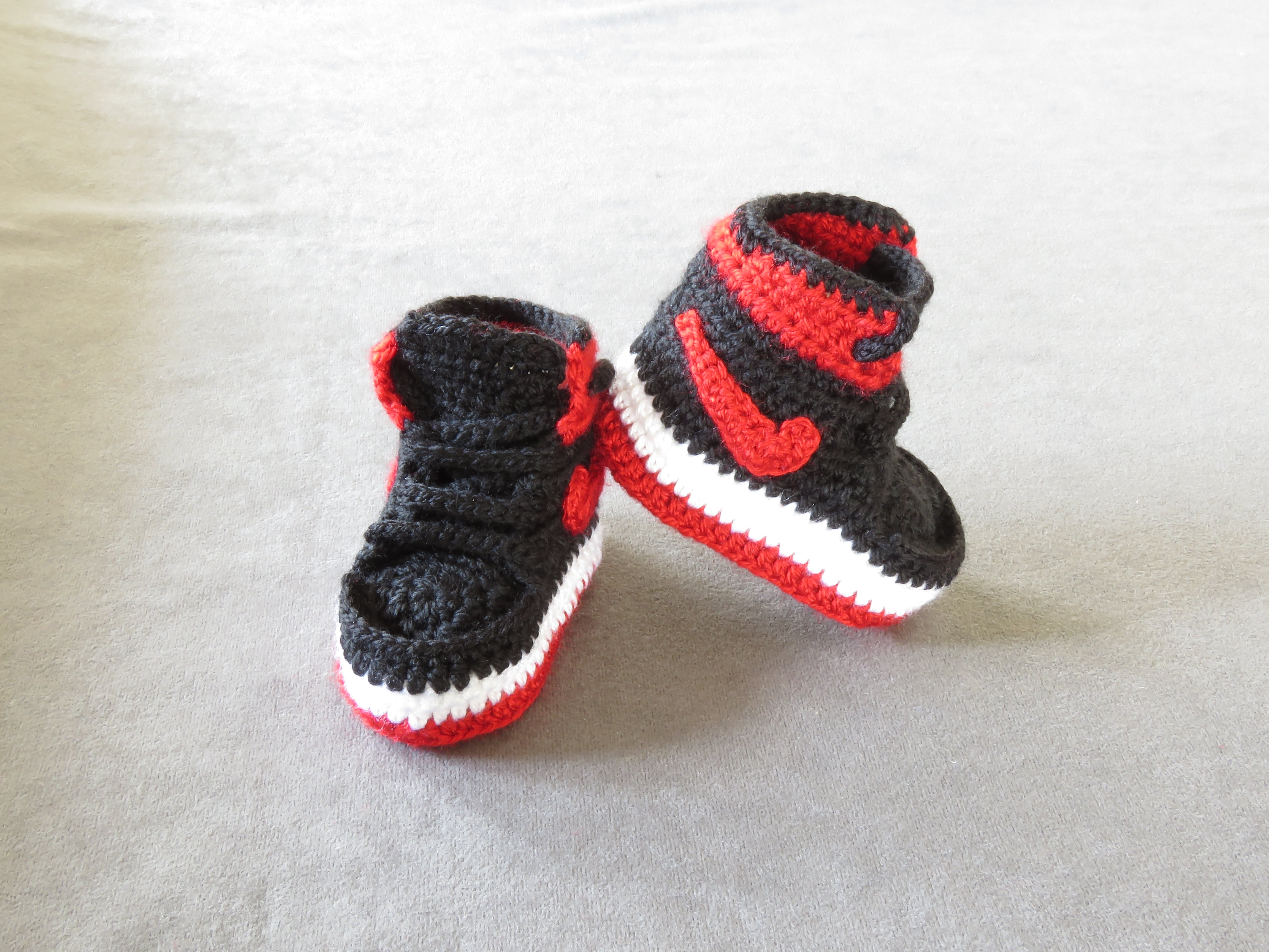 Liebevoll gehäkelte Babyschuhe