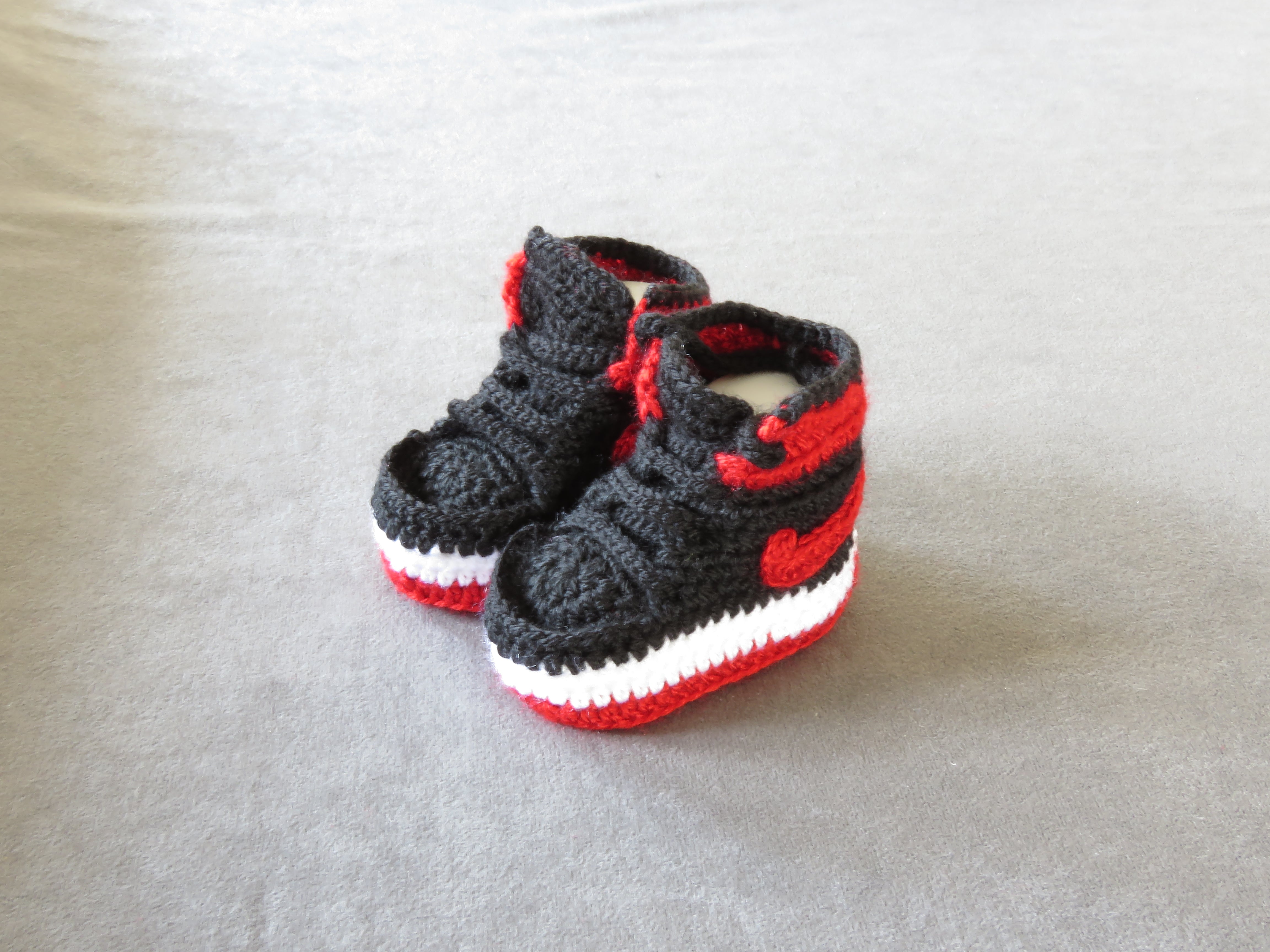 Liebevoll gehäkelte Babyschuhe