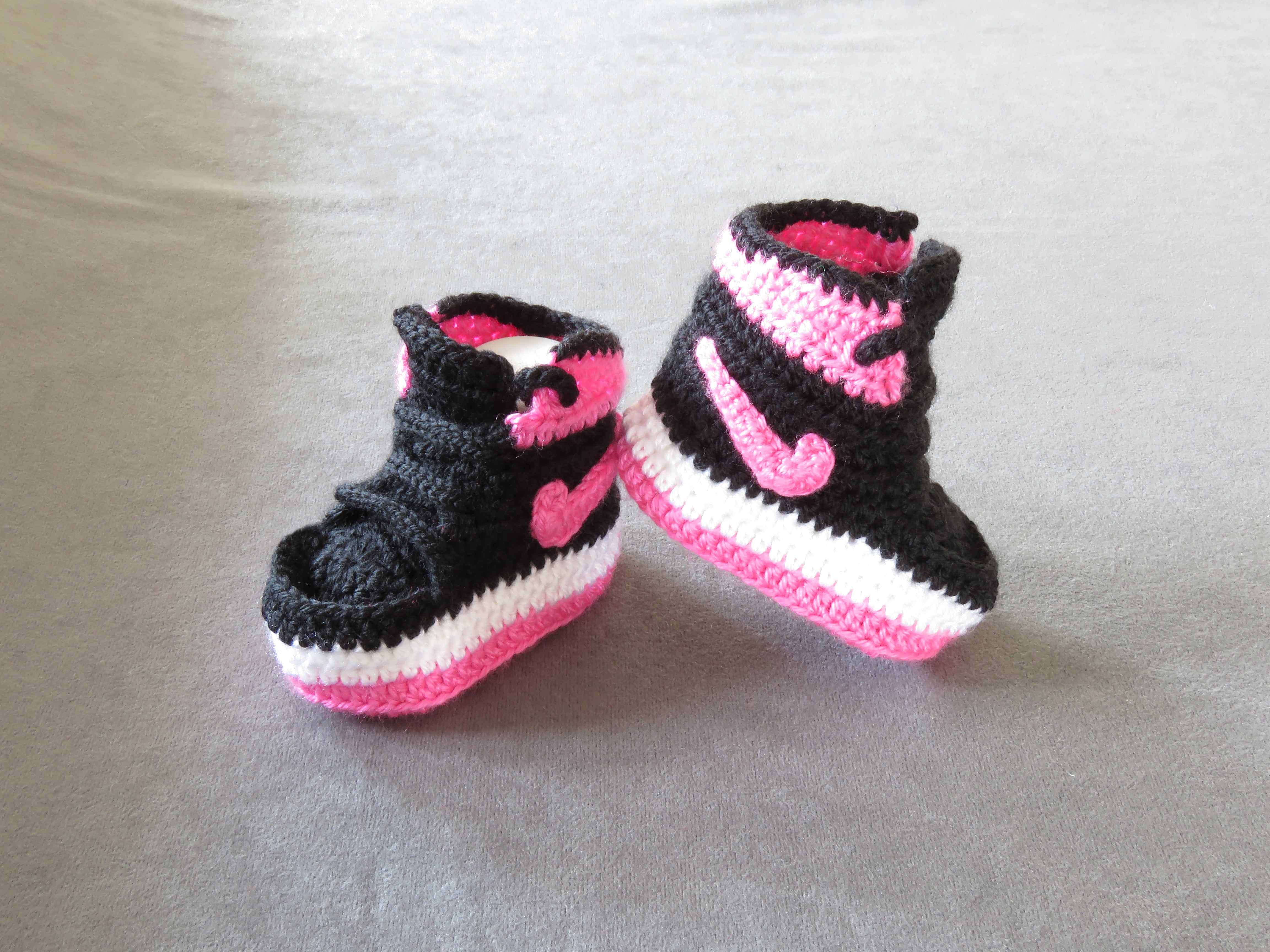 Liebevoll gehäkelte Babyschuhe