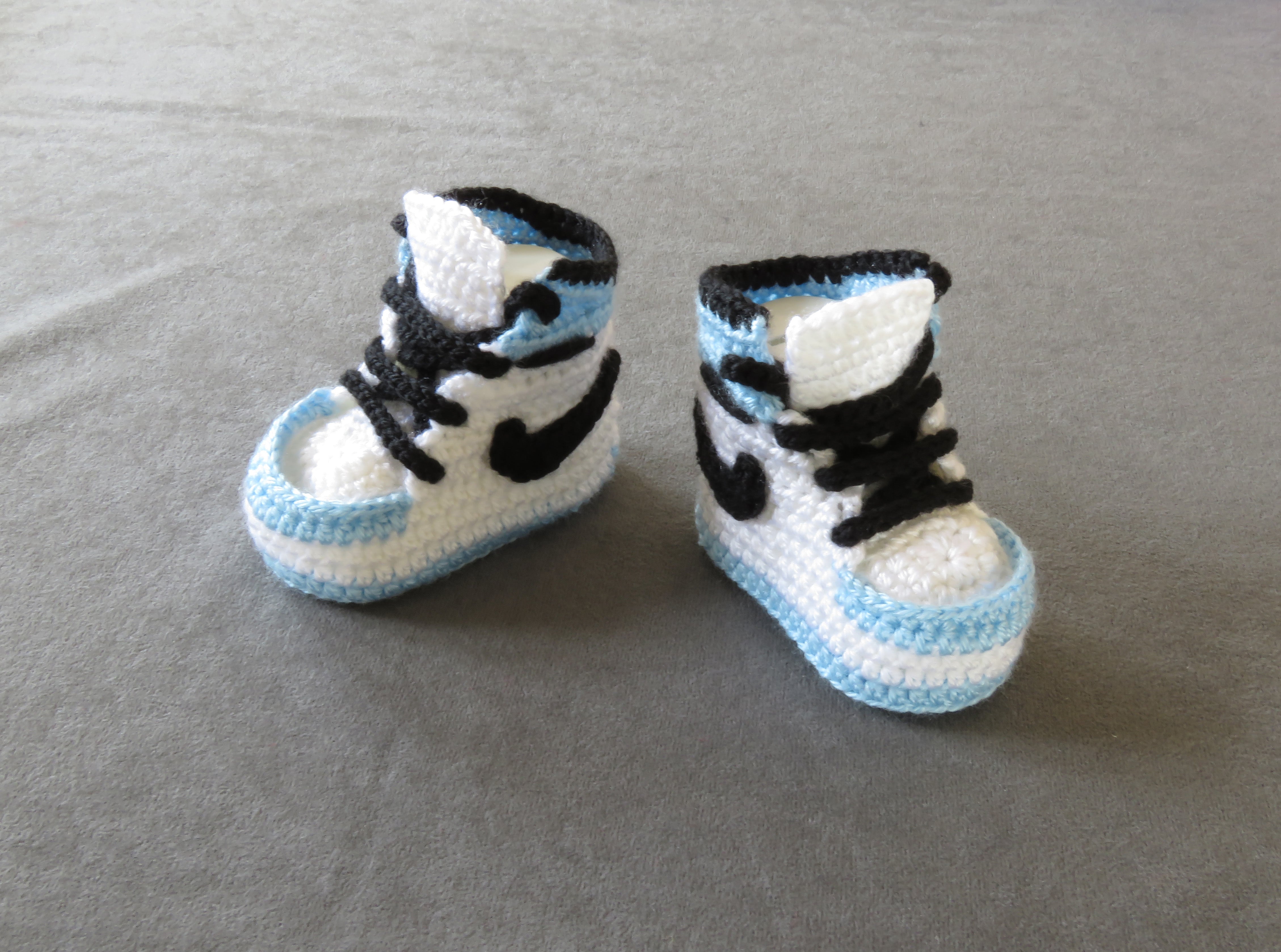 Liebevoll gehäkelte Babyschuhe