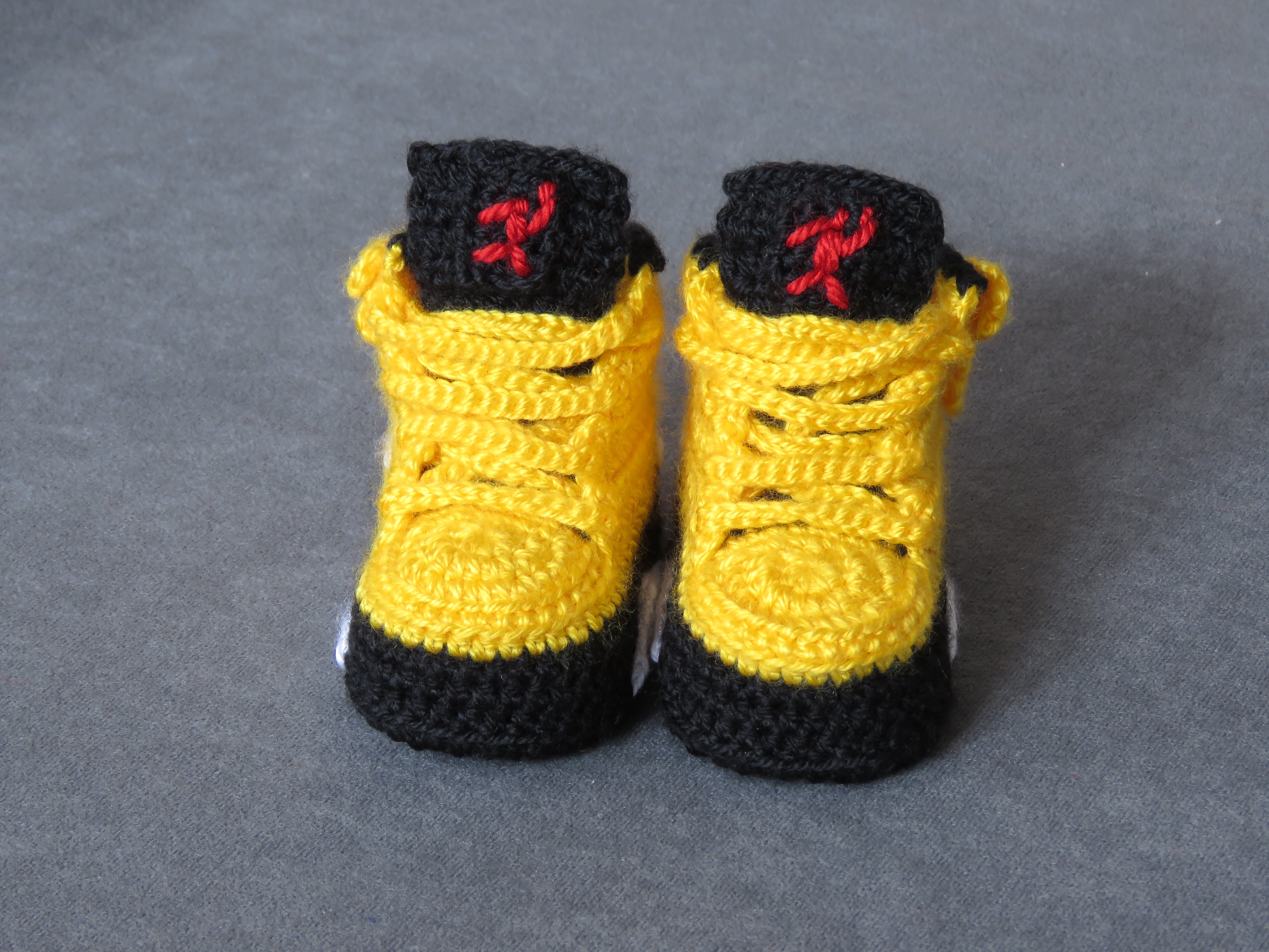 Liebevoll gehäkelte Babyschuhe