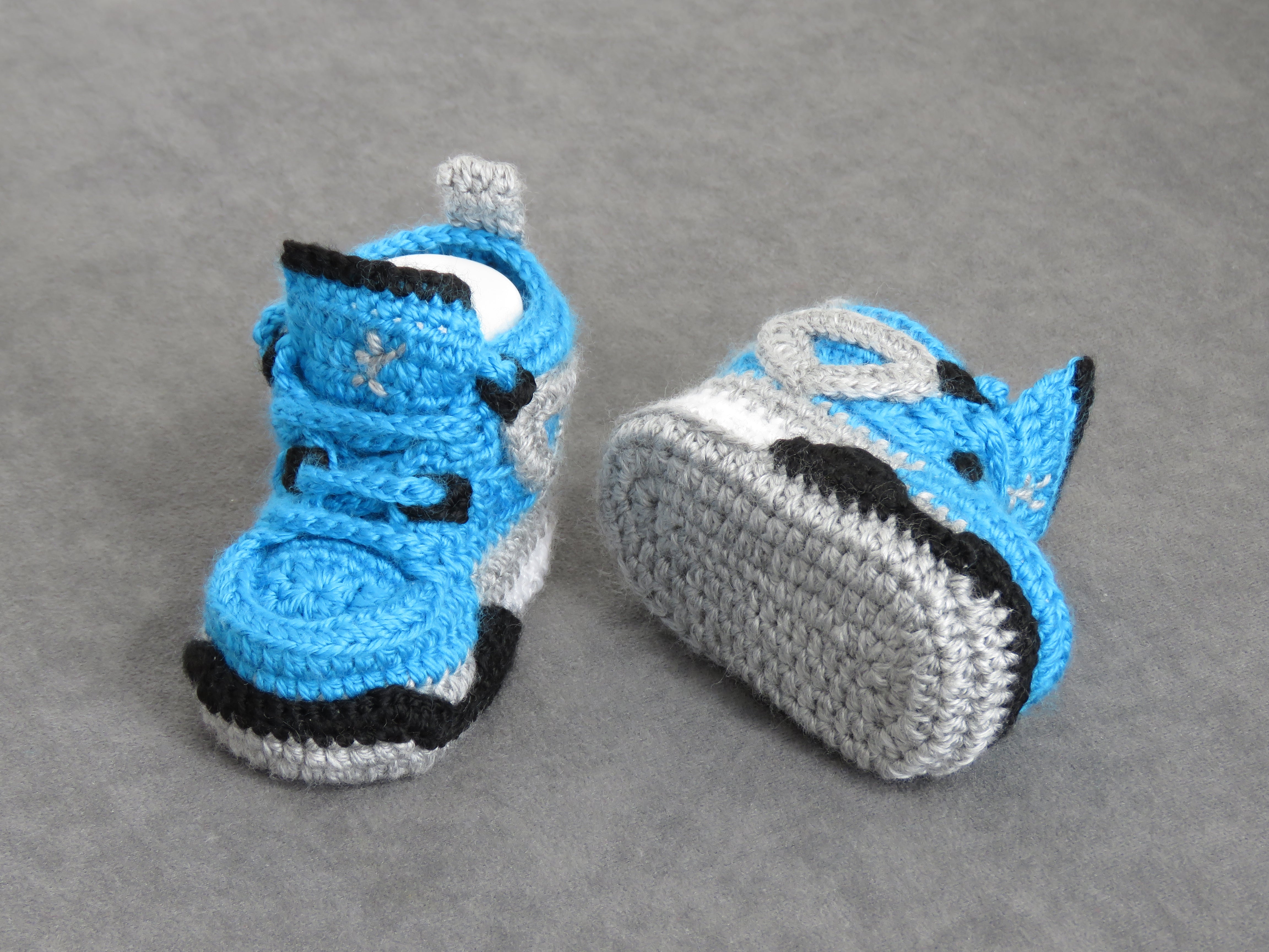 Liebevoll gehäkelte Babyschuhe