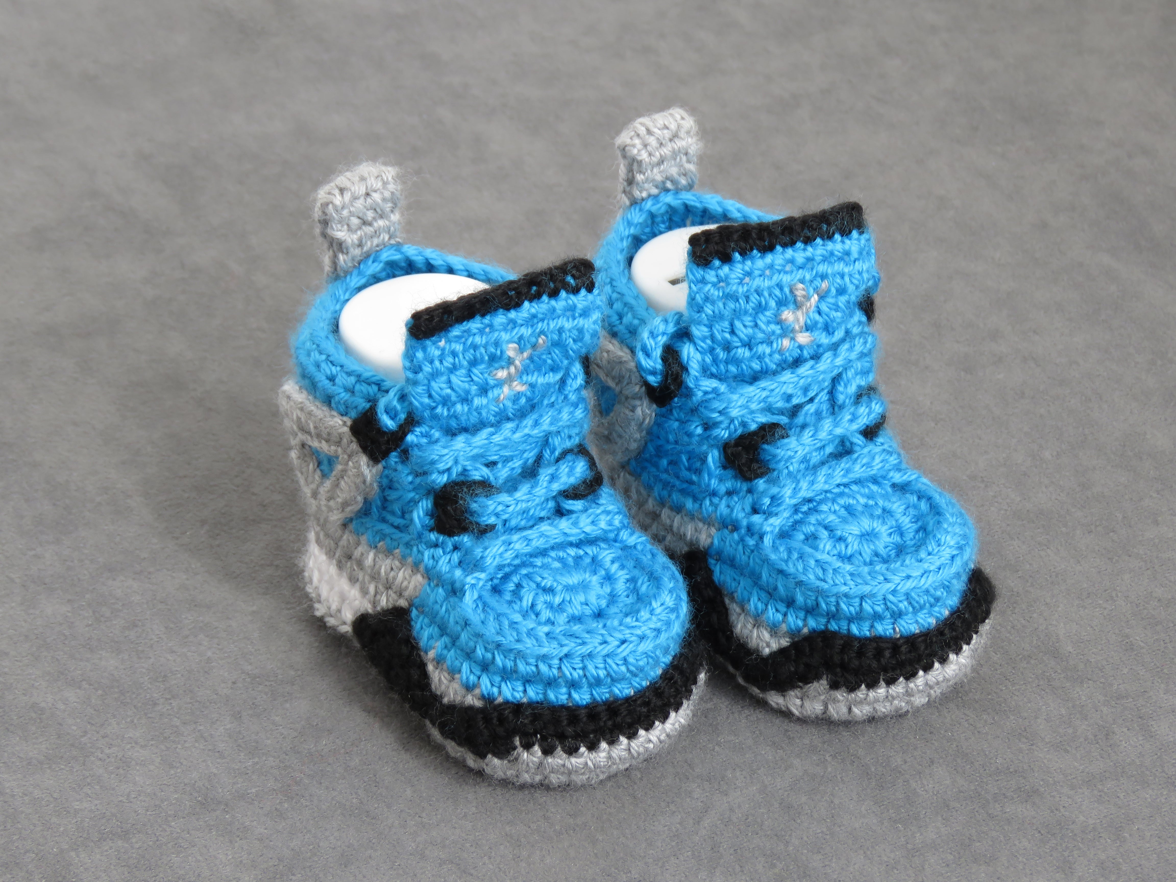 Liebevoll gehäkelte Babyschuhe