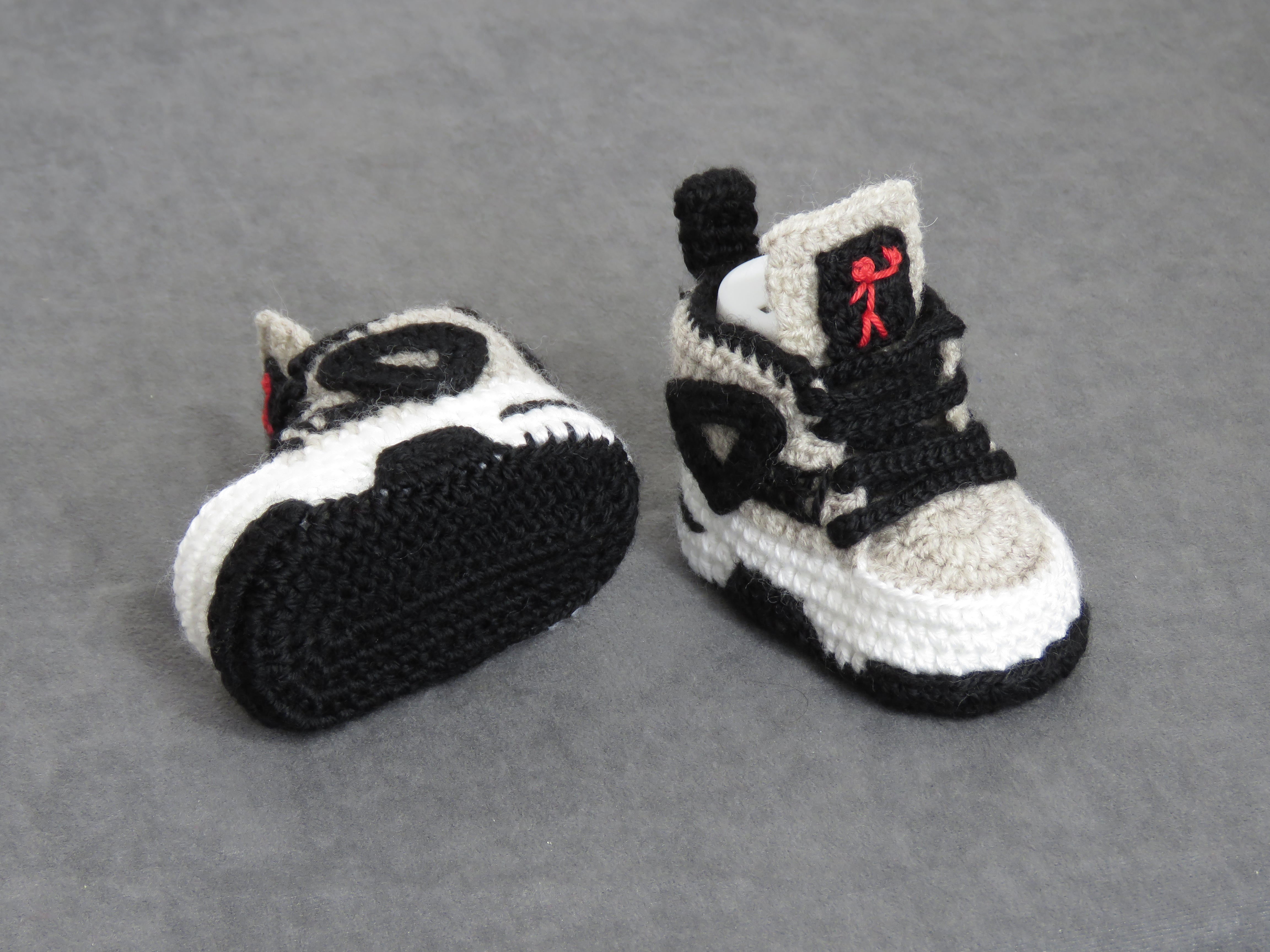 Liebevoll gehäkelte Babyschuhe