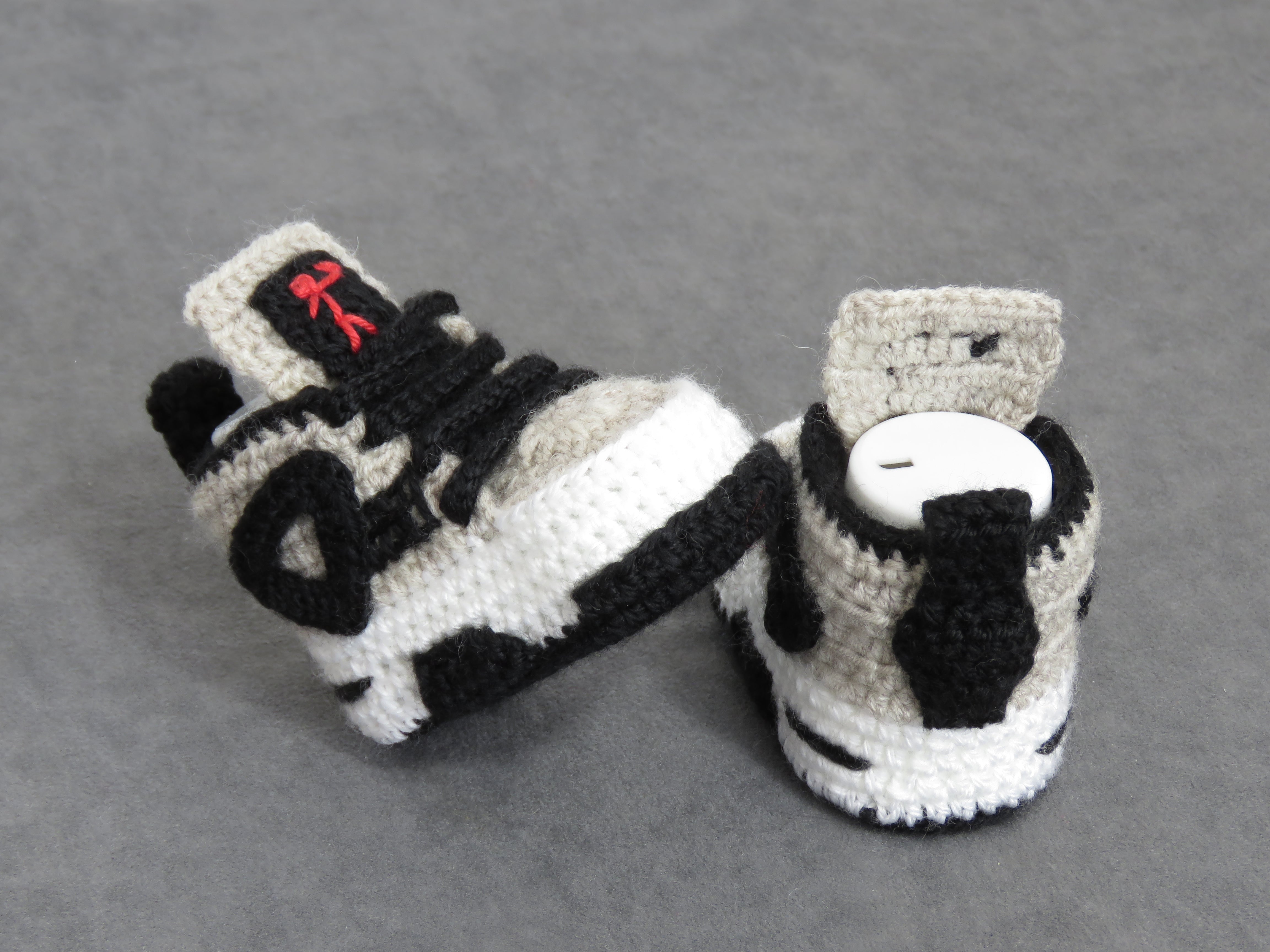 Liebevoll gehäkelte Babyschuhe