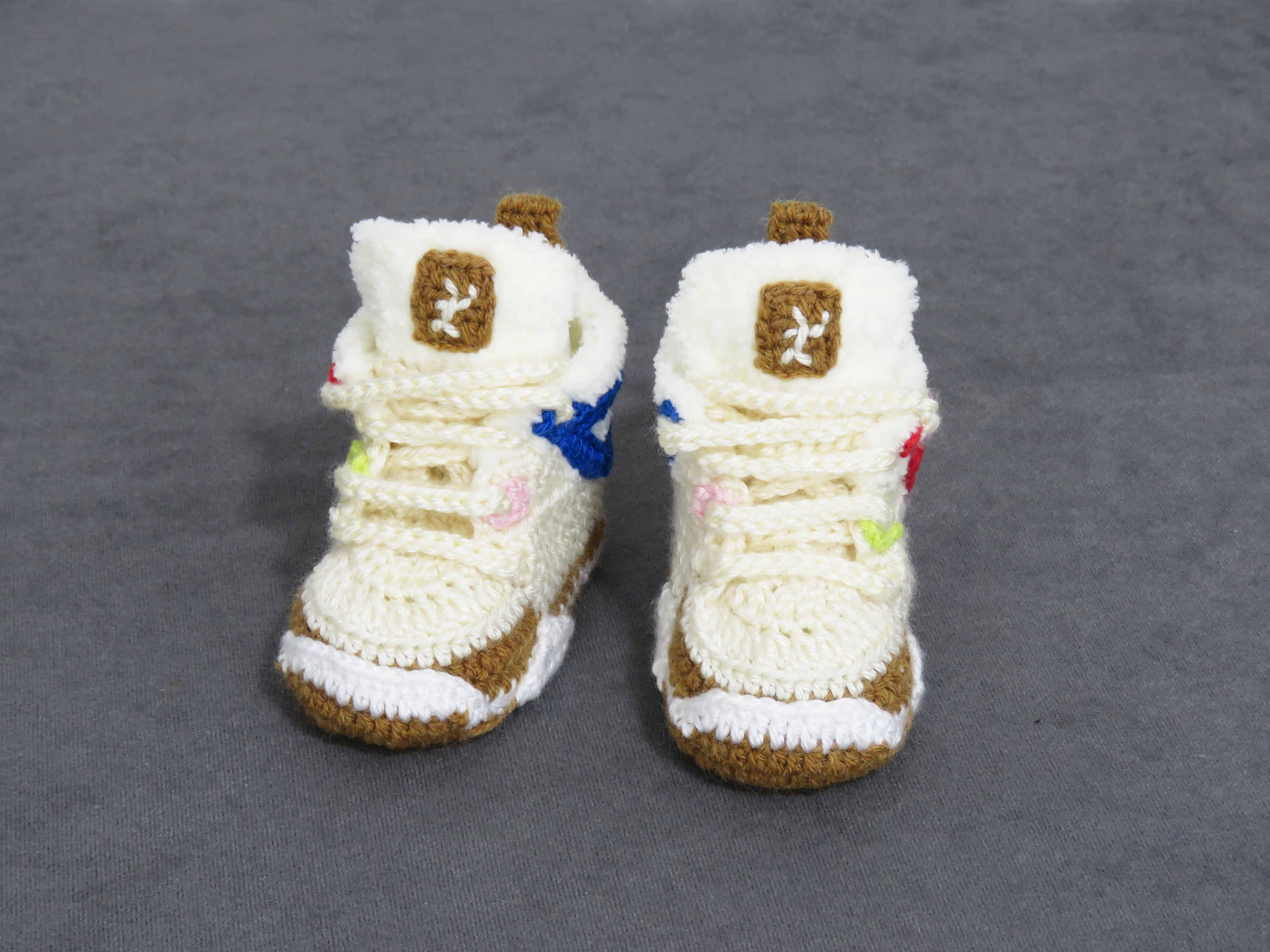 Liebevoll gehäkelte Babyschuhe