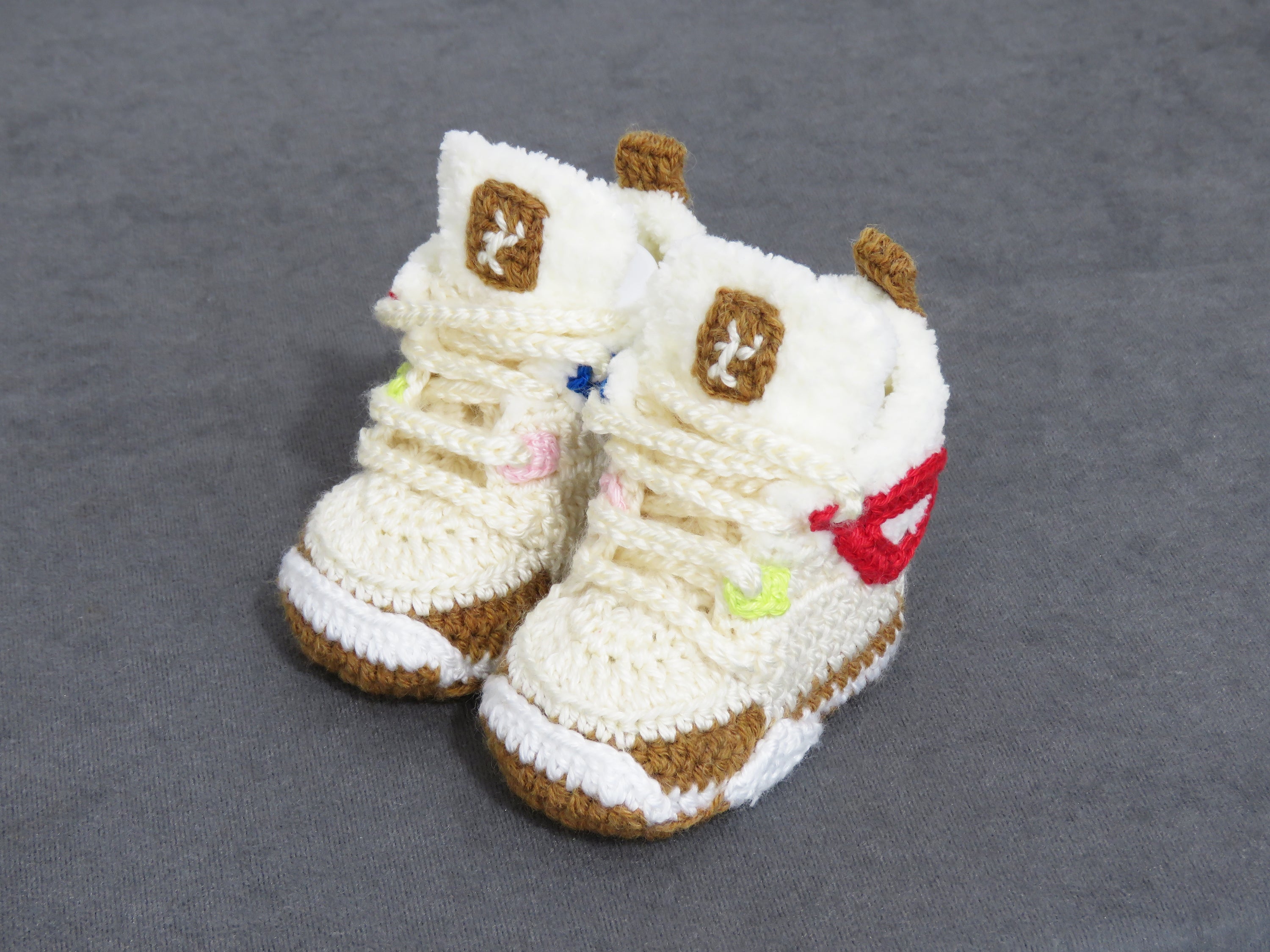 Liebevoll gehäkelte Babyschuhe