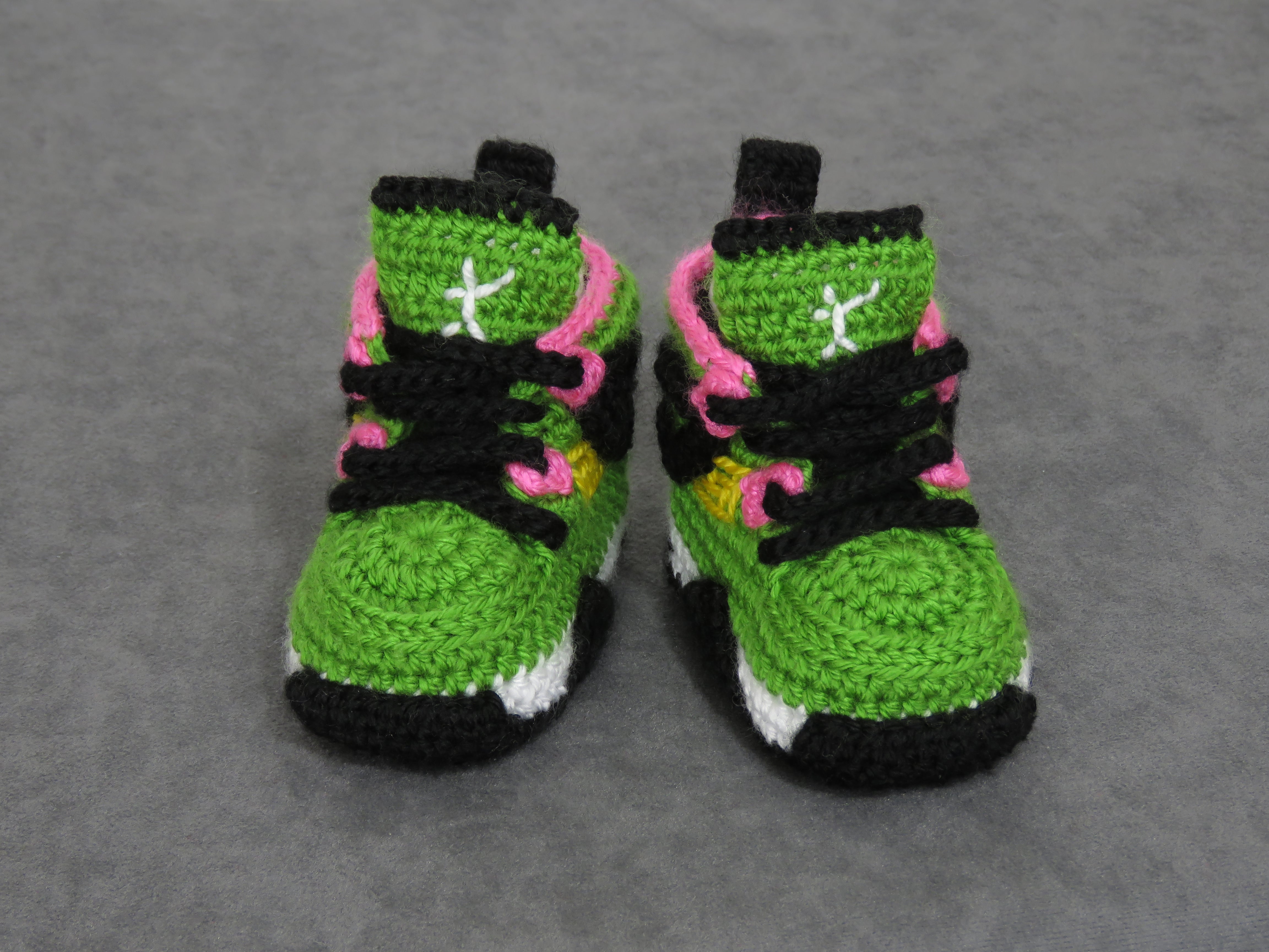 Liebevoll gehäkelte Babyschuhe